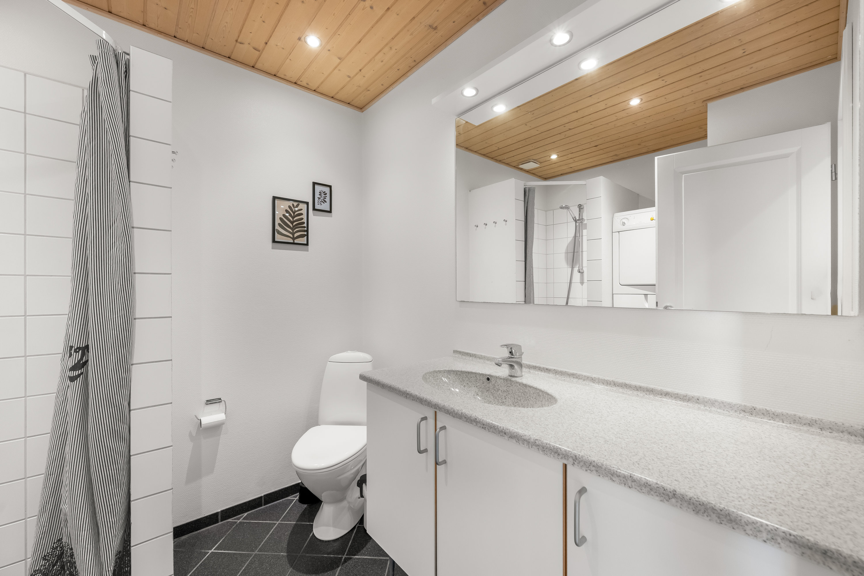 Fremhævet badeværelse billede i fuldskærmstilstand. Billede af Lønne Feriepark 138A, Lønne, 6830 Nørre Nebel