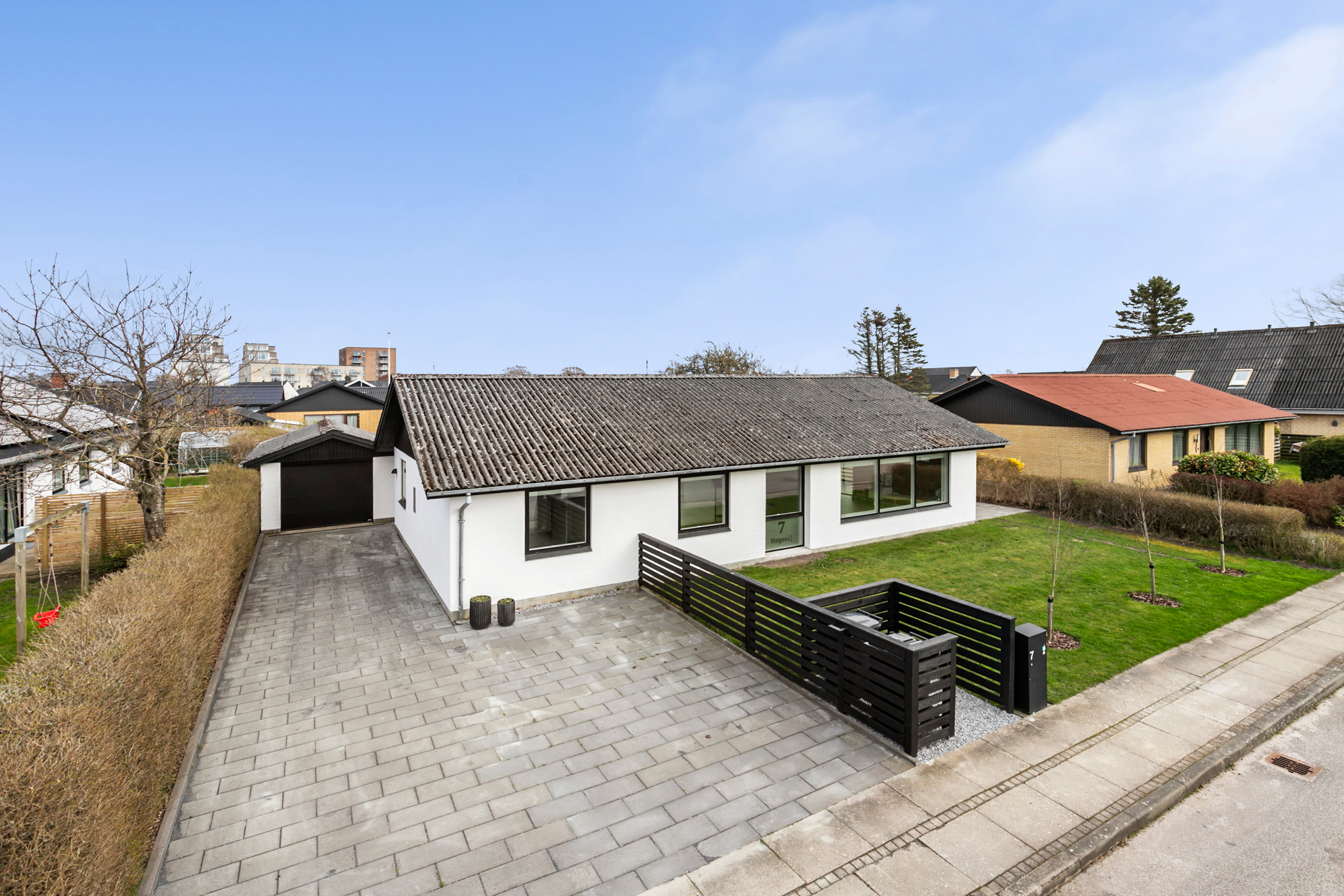 Fremhævet facade billede i fuldskærmstilstand. Billede af Høgevej 7, 9440 Aabybro