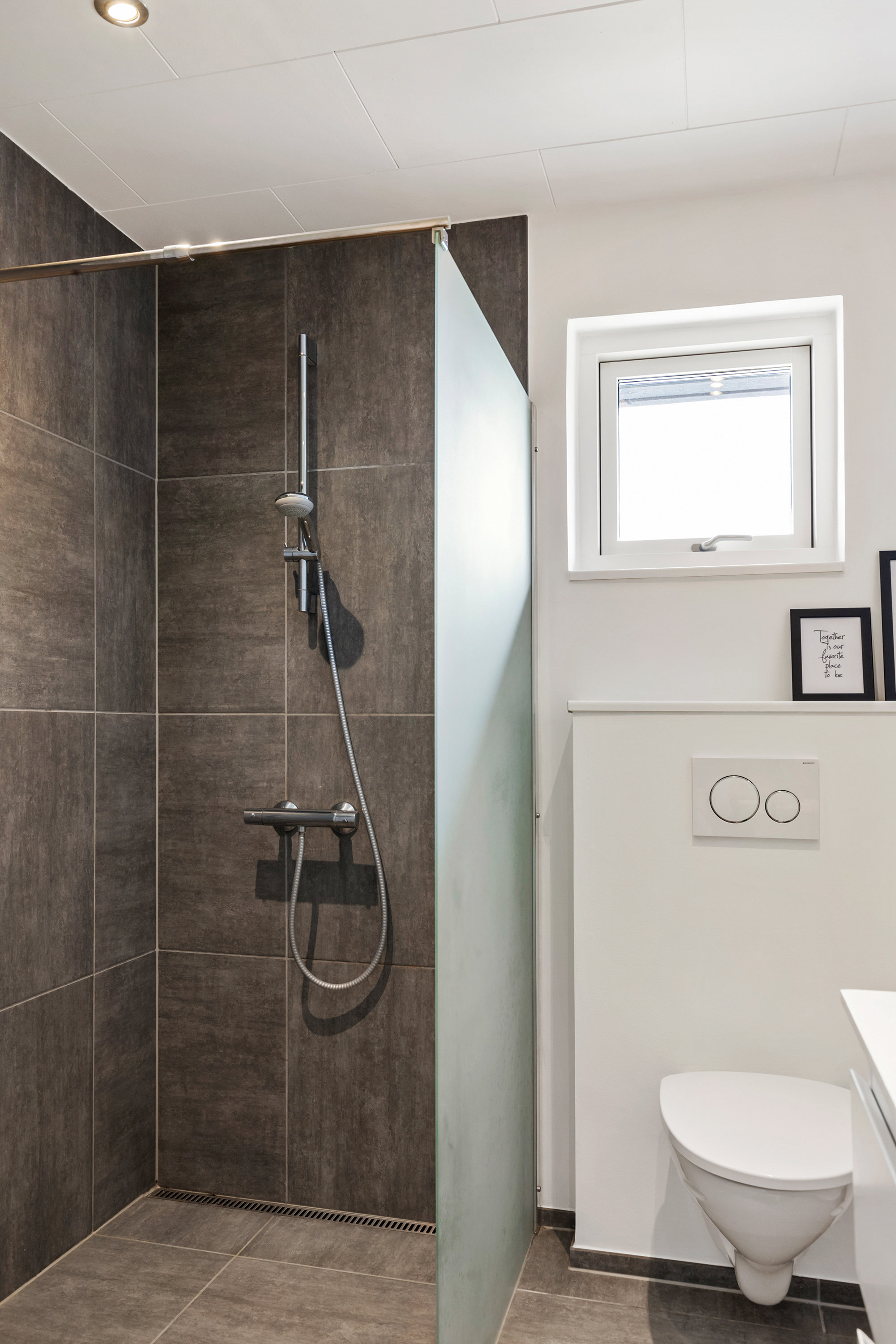 Fremhævet badeværelse billede i fuldskærmstilstand. Billede af Høgevej 7, 9440 Aabybro