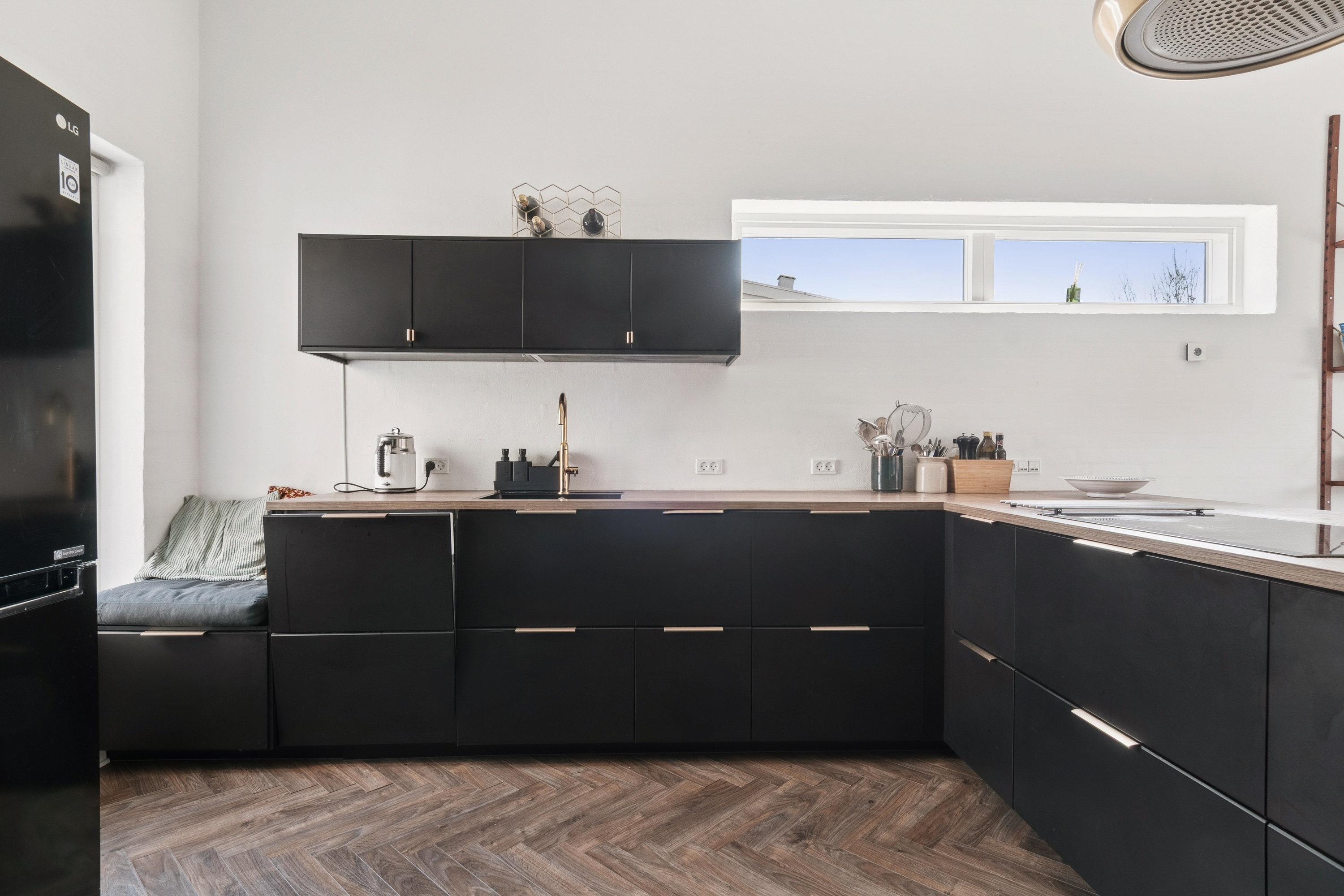 Fremhævet køkken billede i fuldskærmstilstand. Billede af Banevænget 9, 2770 Kastrup