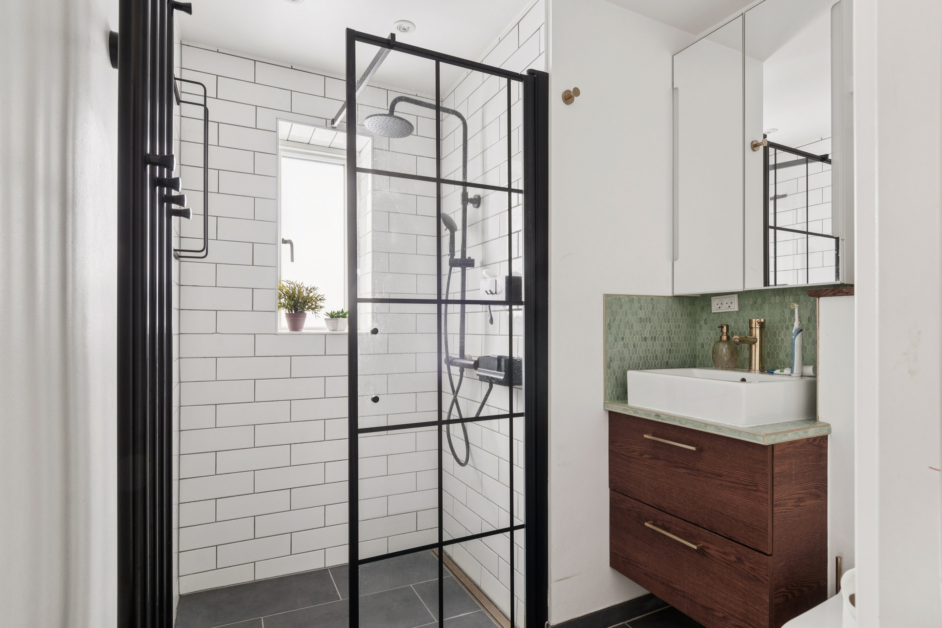 Fremhævet badeværelse billede i fuldskærmstilstand. Billede af Banevænget 9, 2770 Kastrup