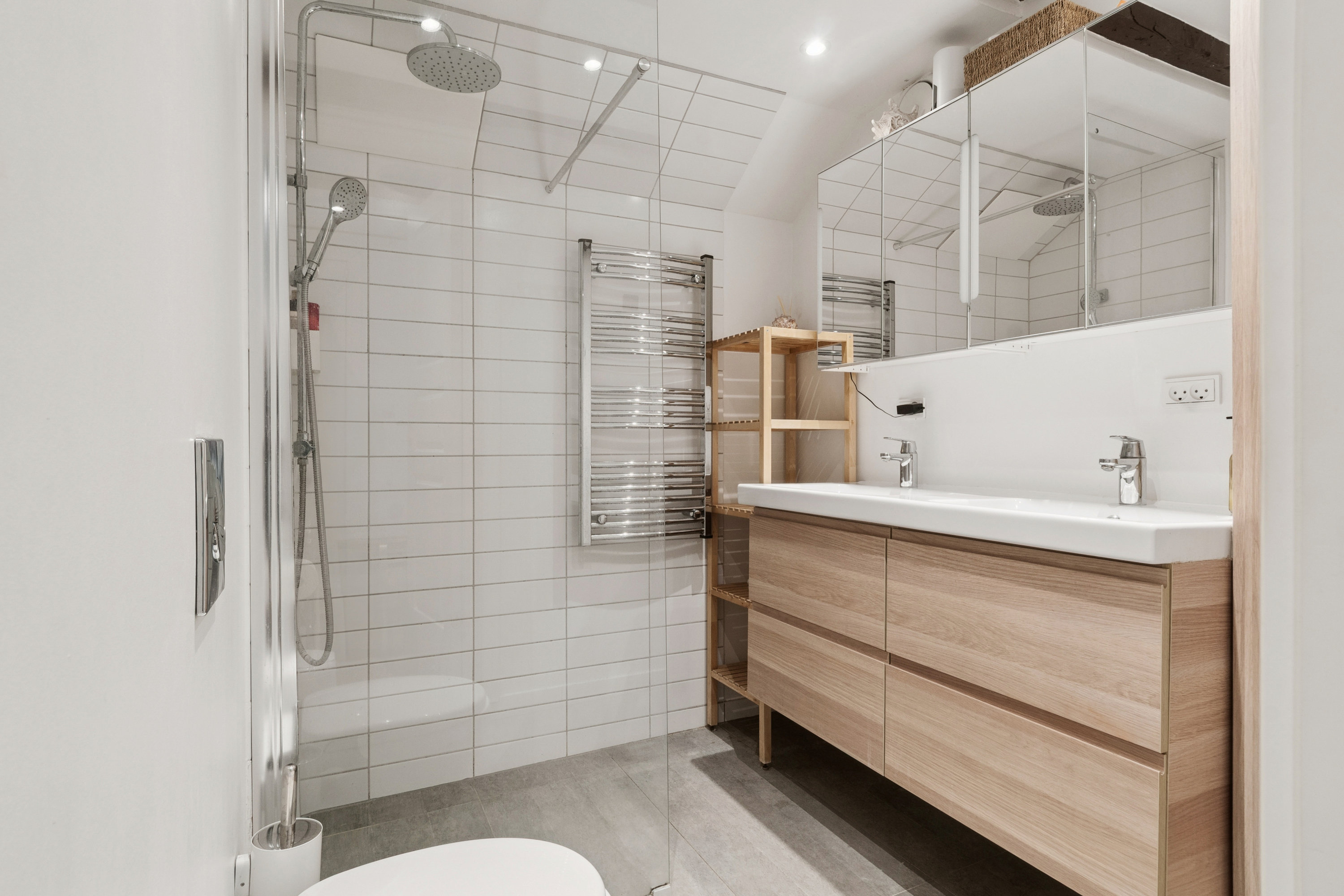 Fremhævet badeværelse billede i fuldskærmstilstand. Billede af Banevænget 9, 2770 Kastrup