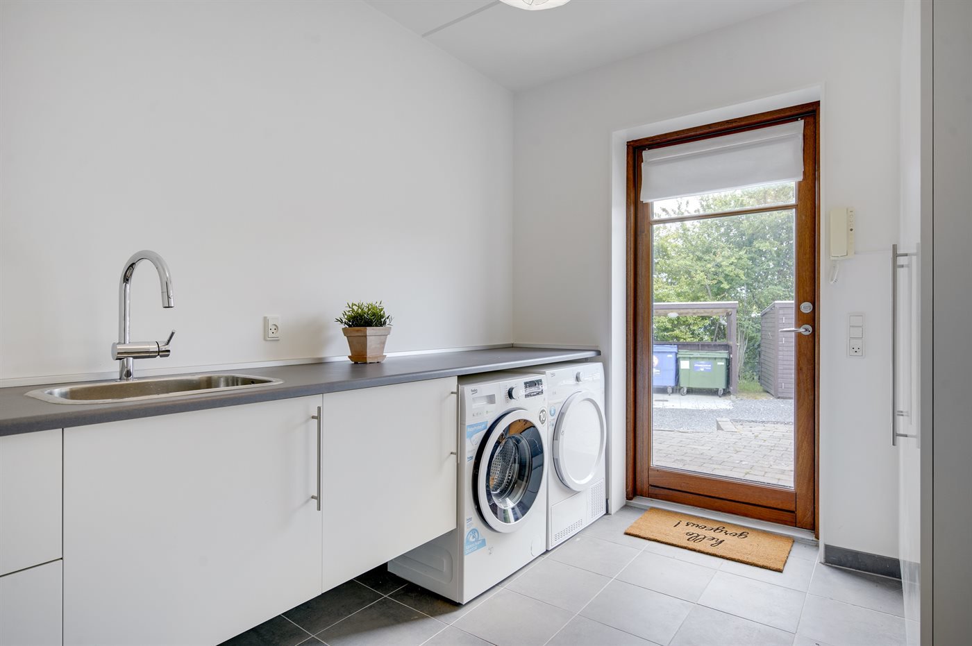 Fremhævet  billede i fuldskærmstilstand. Billede af Strandkrogen 2E, 3120 Dronningmølle