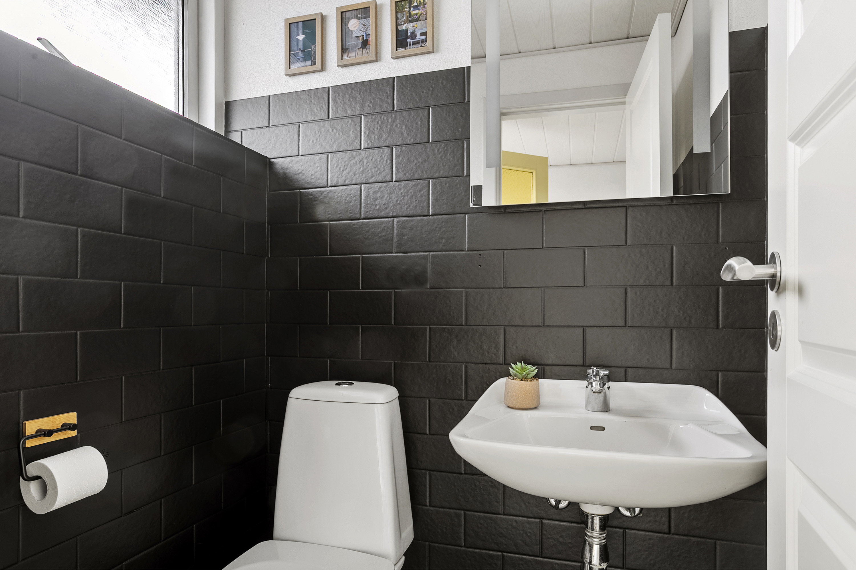 Fremhævet toilet billede i fuldskærmstilstand. Billede af Skravevej 2, Københoved, 6630 Rødding