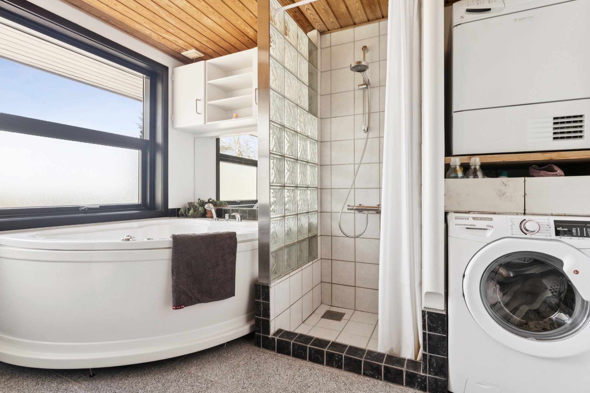 Fremhævet badeværelse billede i fuldskærmstilstand. Billede af Blåregnvej 25, 8930 Randers NØ