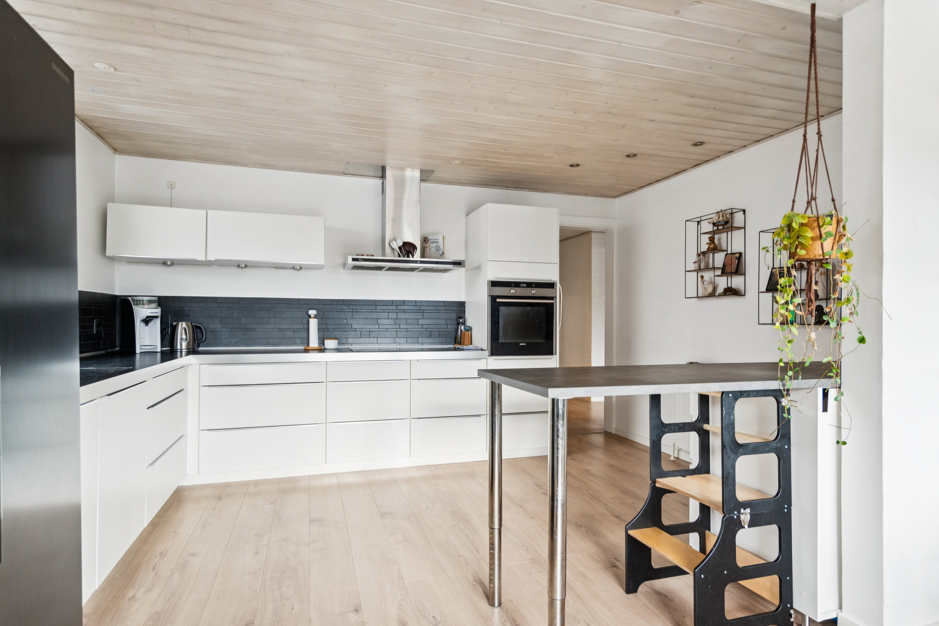 Fremhævet køkken billede i fuldskærmstilstand. Billede af Engvej 6, 9800 Hjørring