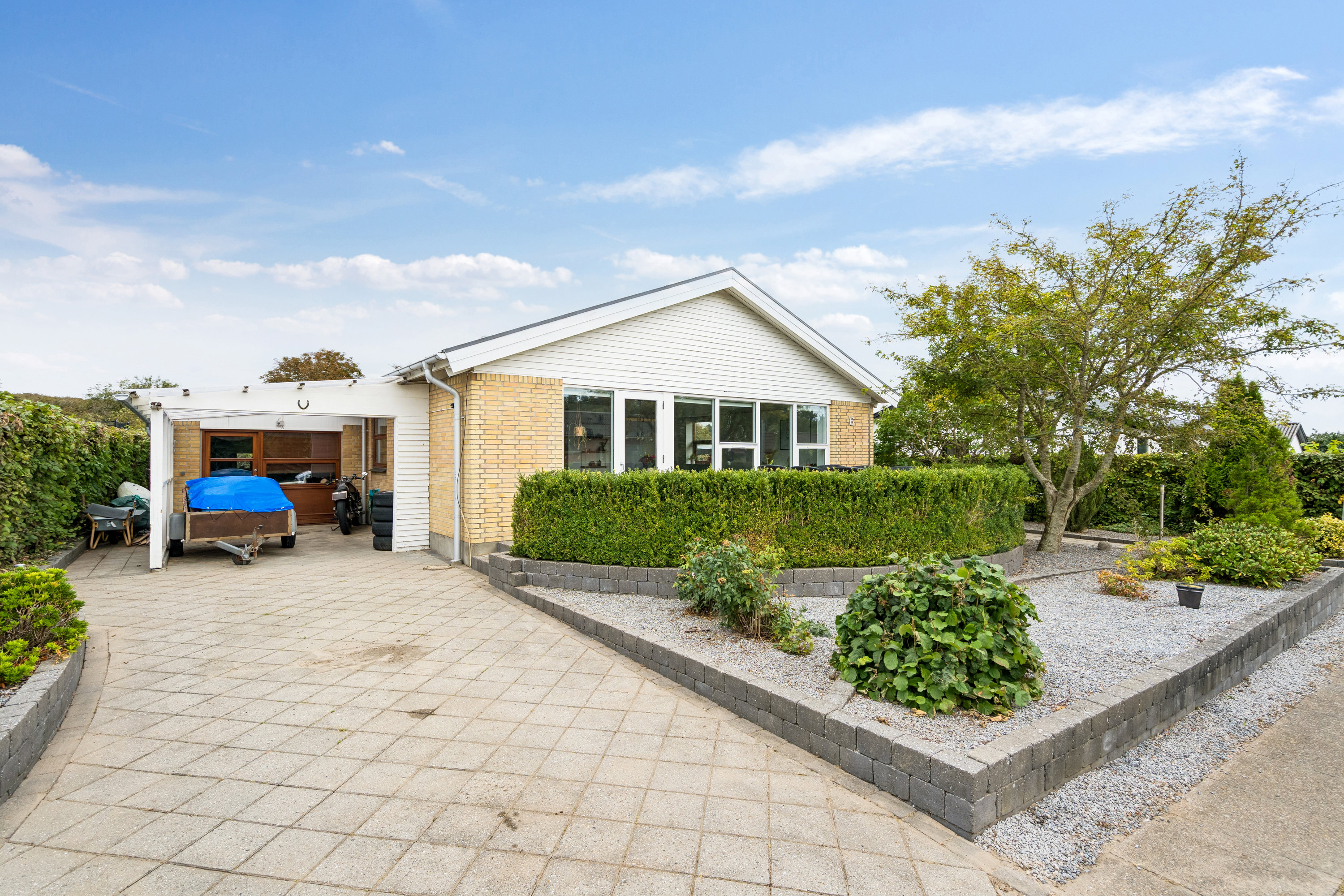 Fremhævet set fra vejen billede i fuldskærmstilstand. Billede af Engvej 6, 9800 Hjørring