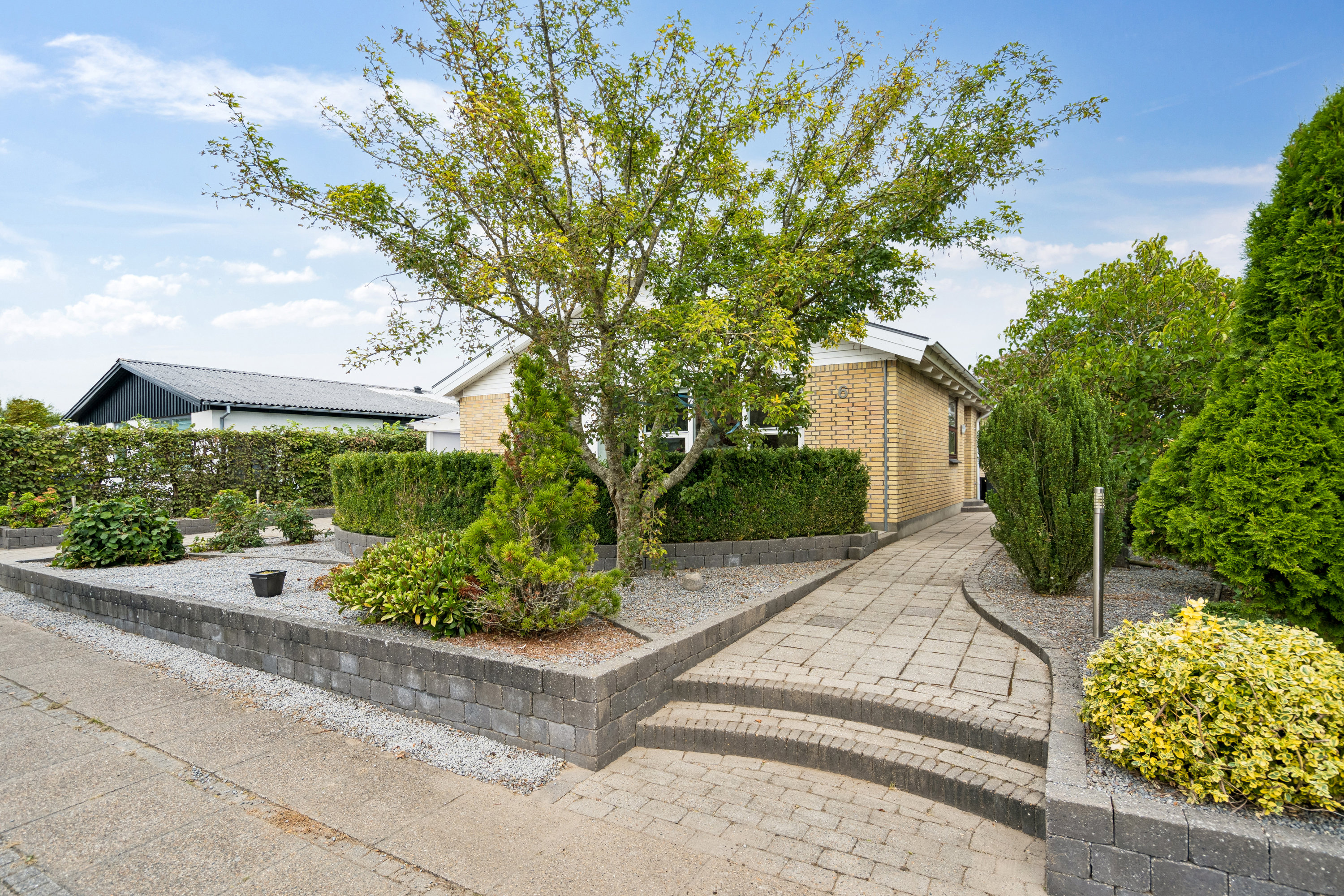 Fremhævet set fra vejen billede i fuldskærmstilstand. Billede af Engvej 6, 9800 Hjørring