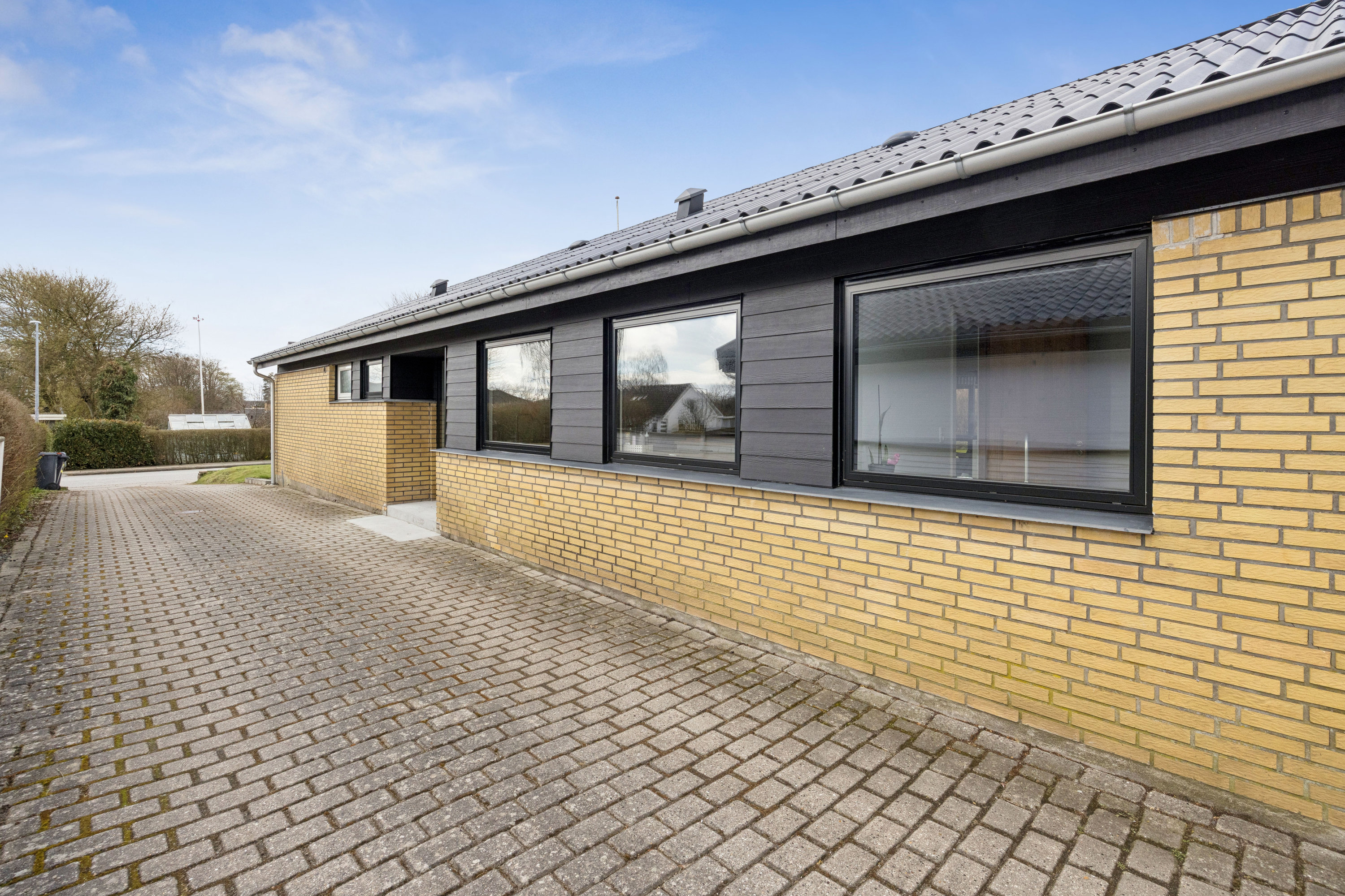 Fremhævet facade billede i fuldskærmstilstand. Billede af Bålbakken 4, Langholt, 9310 Vodskov