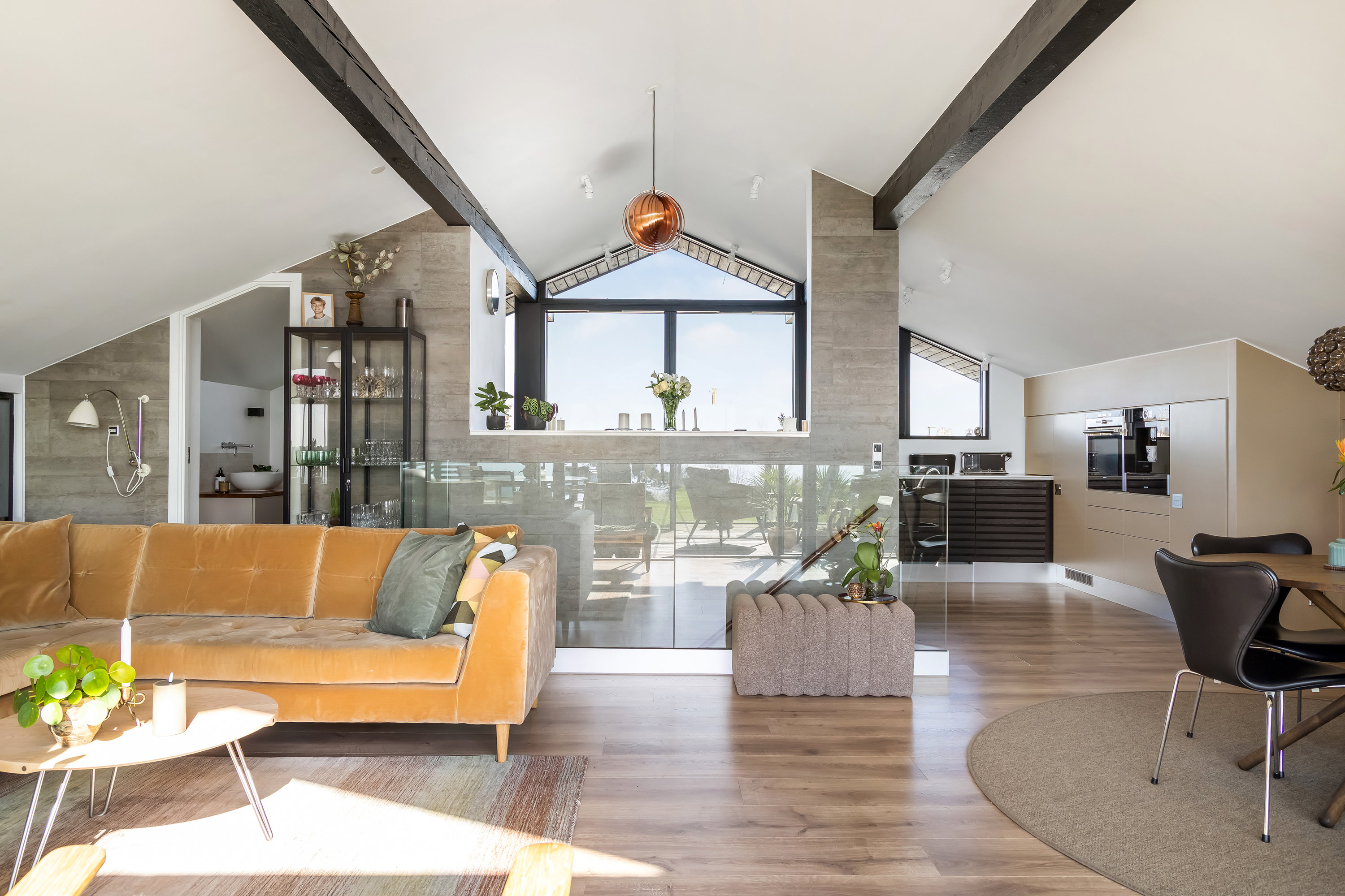 Fremhævet stue billede i fuldskærmstilstand. Billede af Strandhøjen 22, 3600 Frederikssund