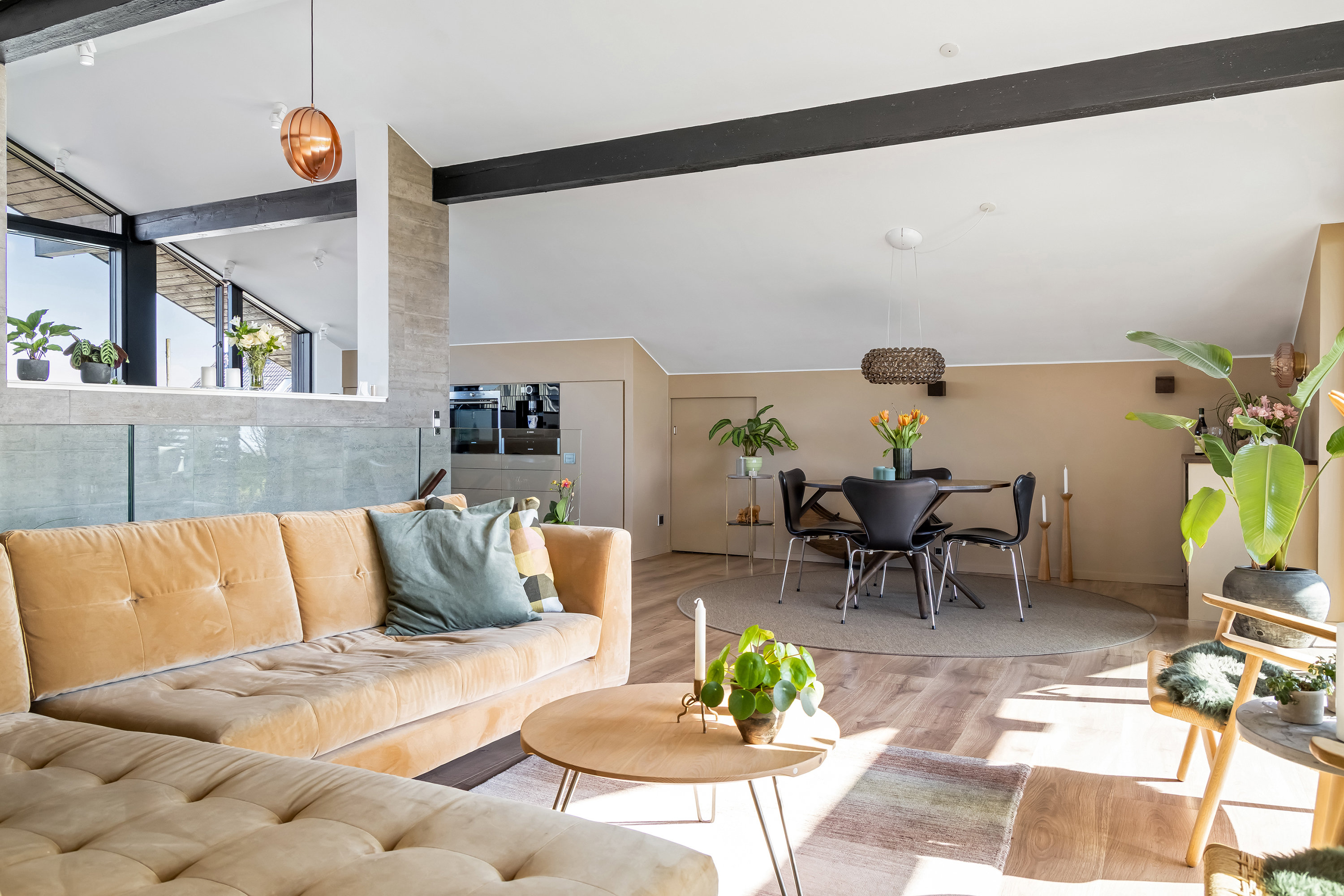 Fremhævet stue billede i fuldskærmstilstand. Billede af Strandhøjen 22, 3600 Frederikssund