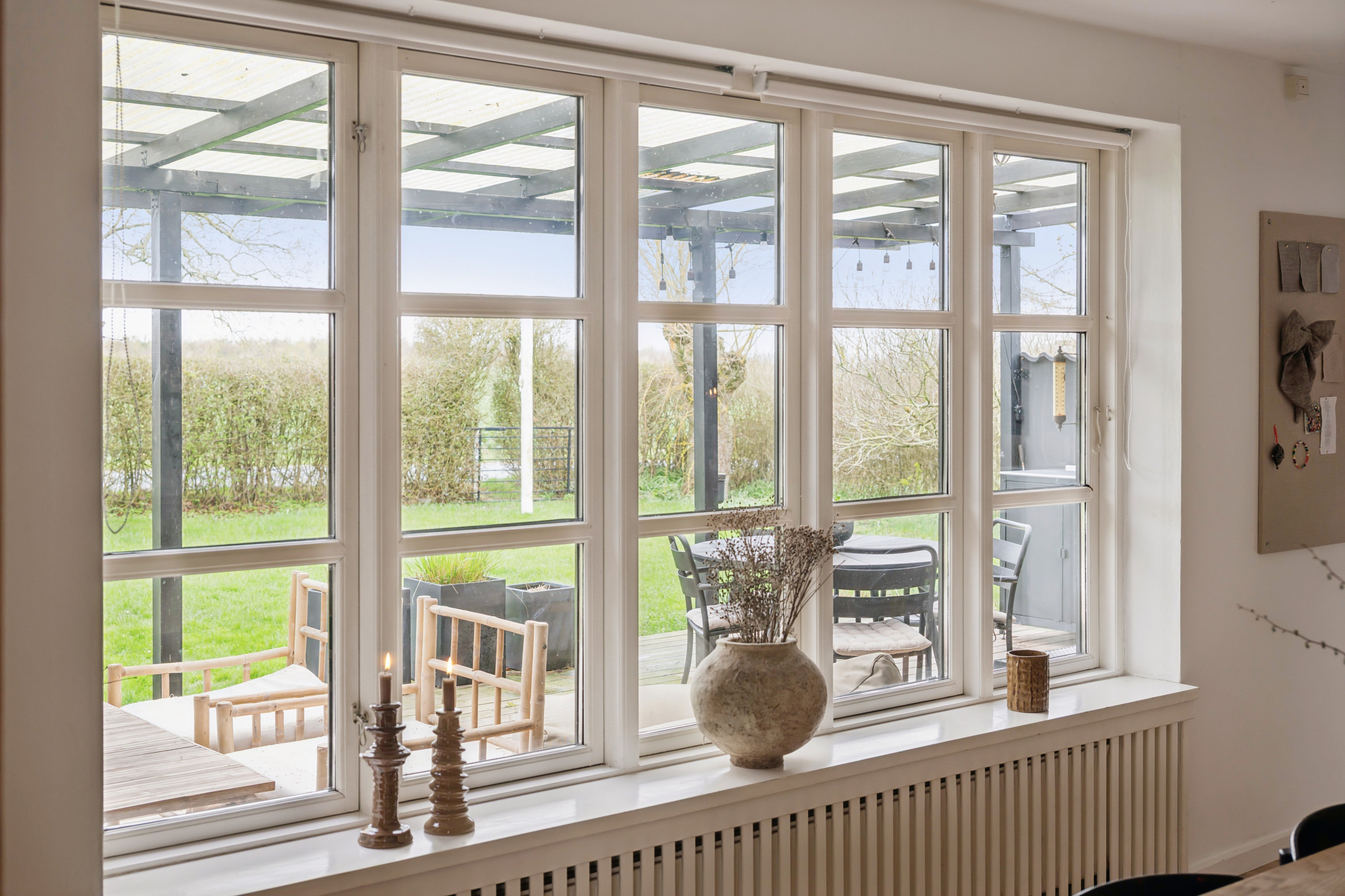 Fremhævet stue billede i fuldskærmstilstand. Billede af Byvænget 26, Grundfør, 8382 Hinnerup