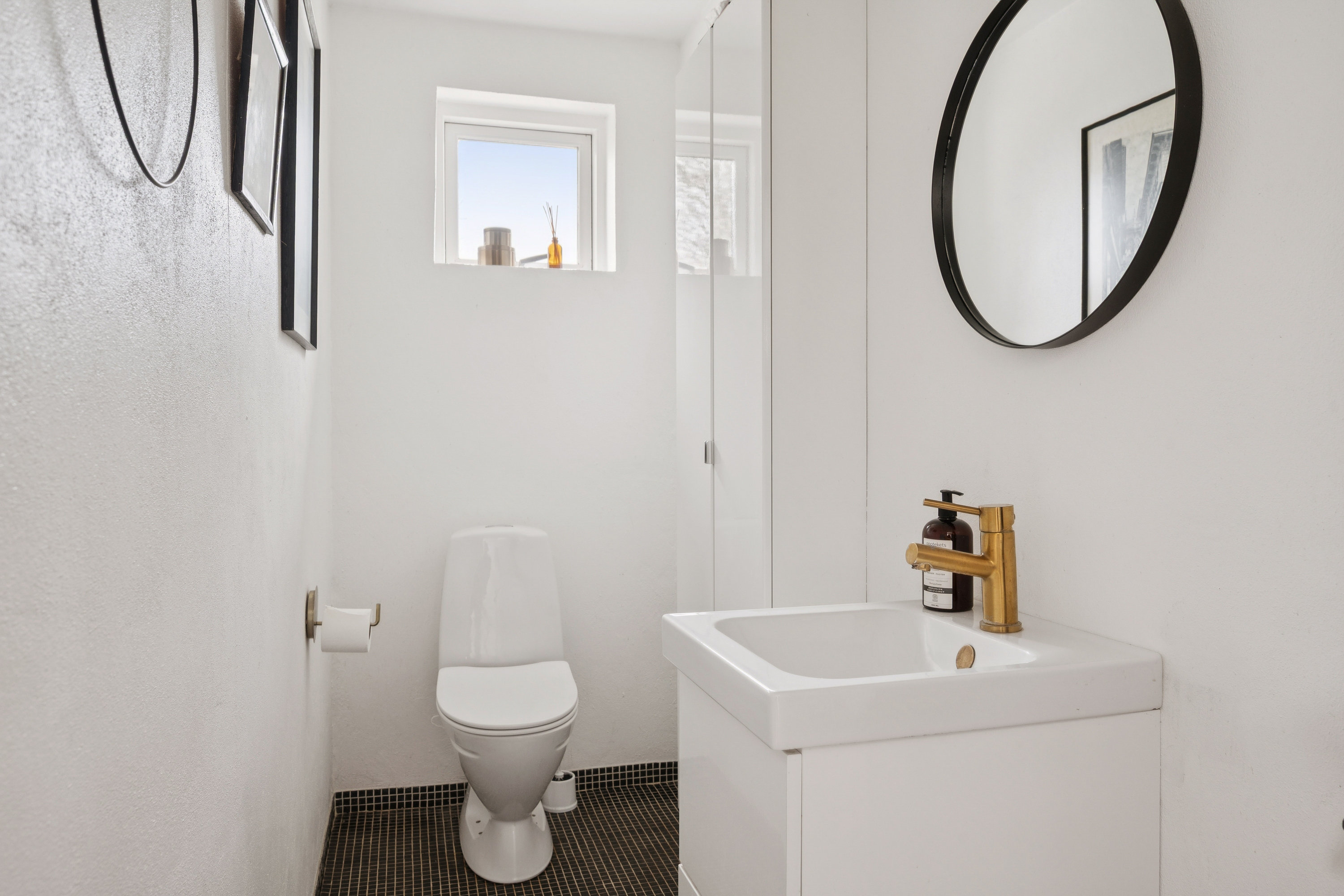 Fremhævet badeværelse billede i fuldskærmstilstand. Billede af Byvænget 26, Grundfør, 8382 Hinnerup