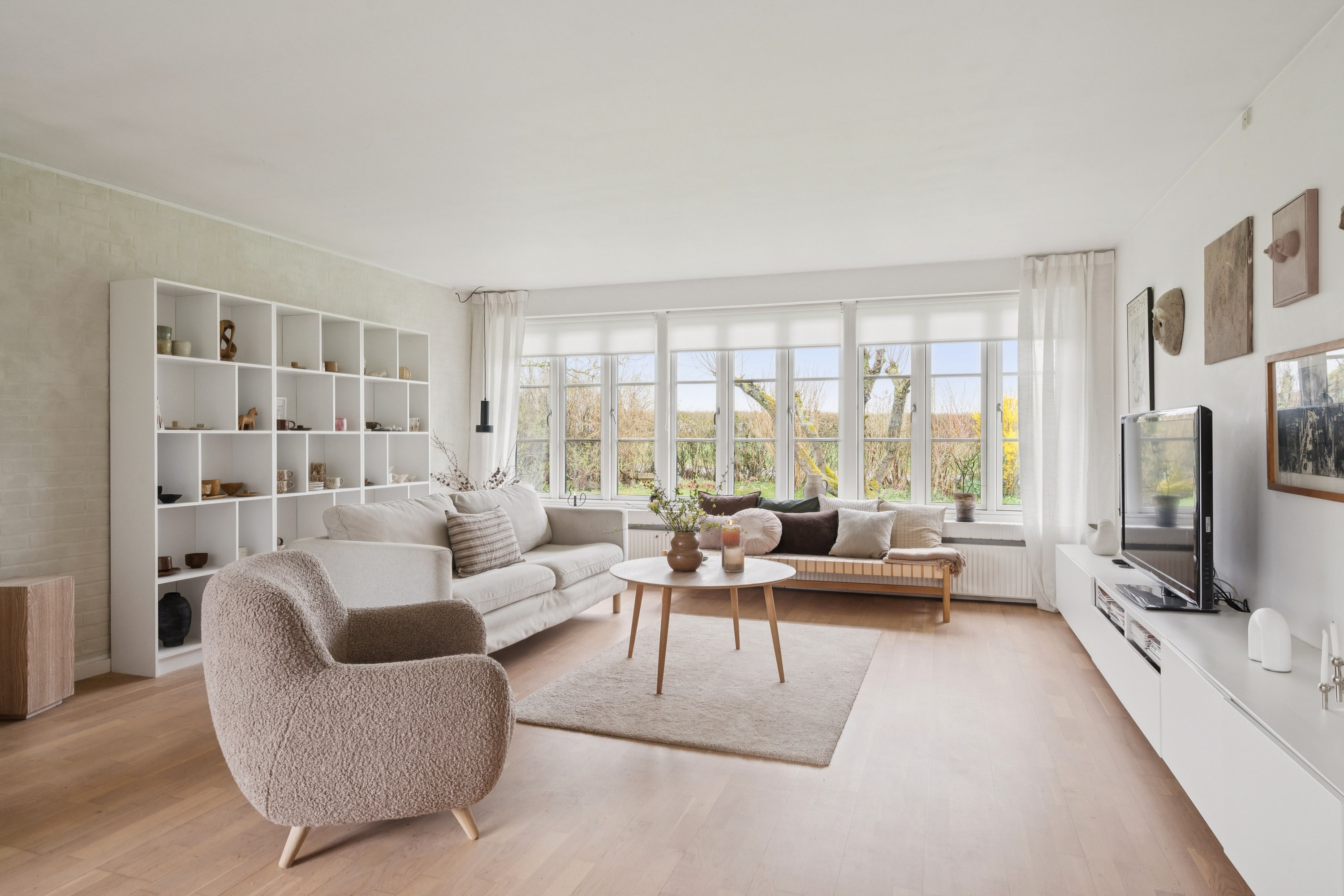 Fremhævet stue billede i fuldskærmstilstand. Billede af Byvænget 26, Grundfør, 8382 Hinnerup