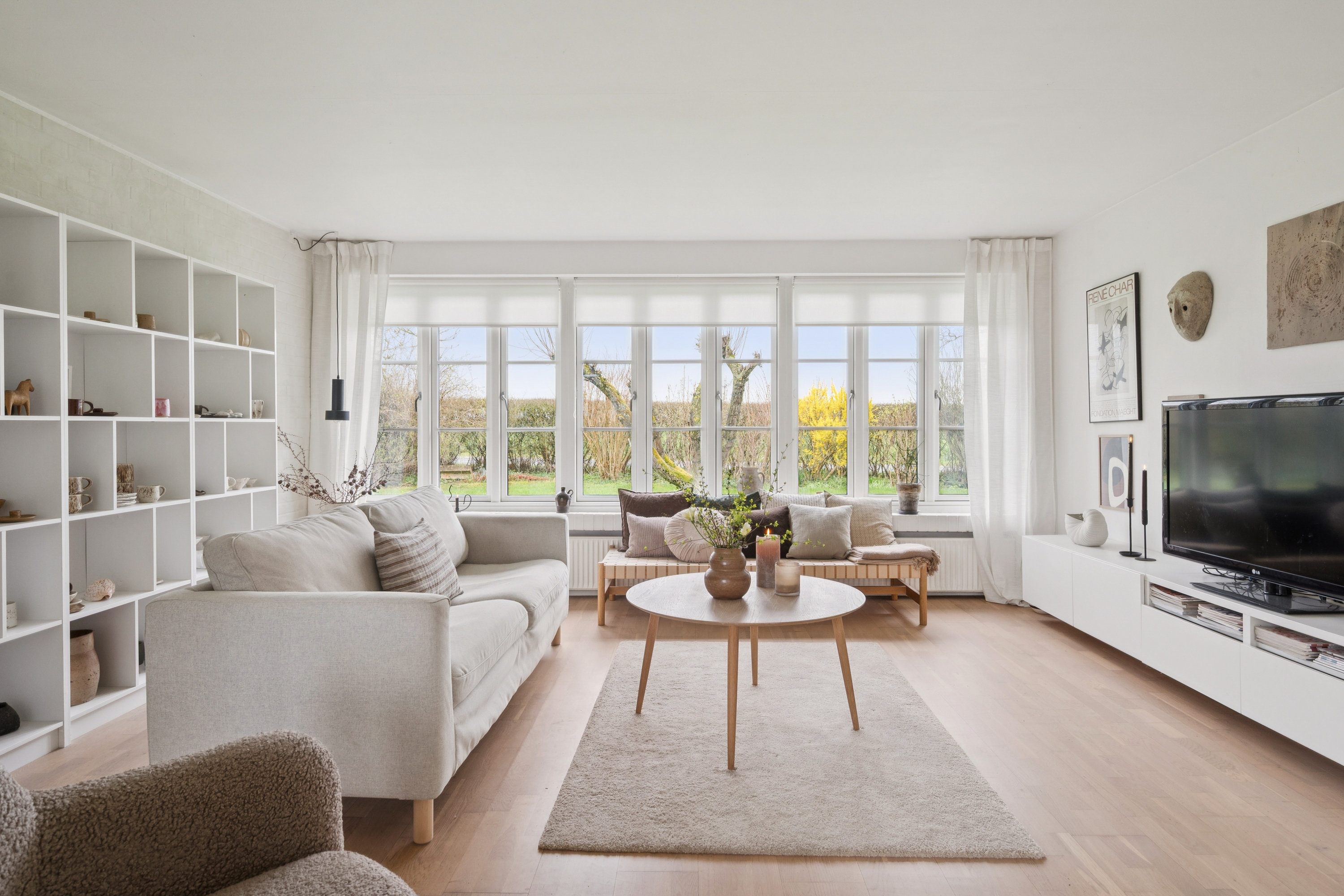 Fremhævet stue billede i fuldskærmstilstand. Billede af Byvænget 26, Grundfør, 8382 Hinnerup