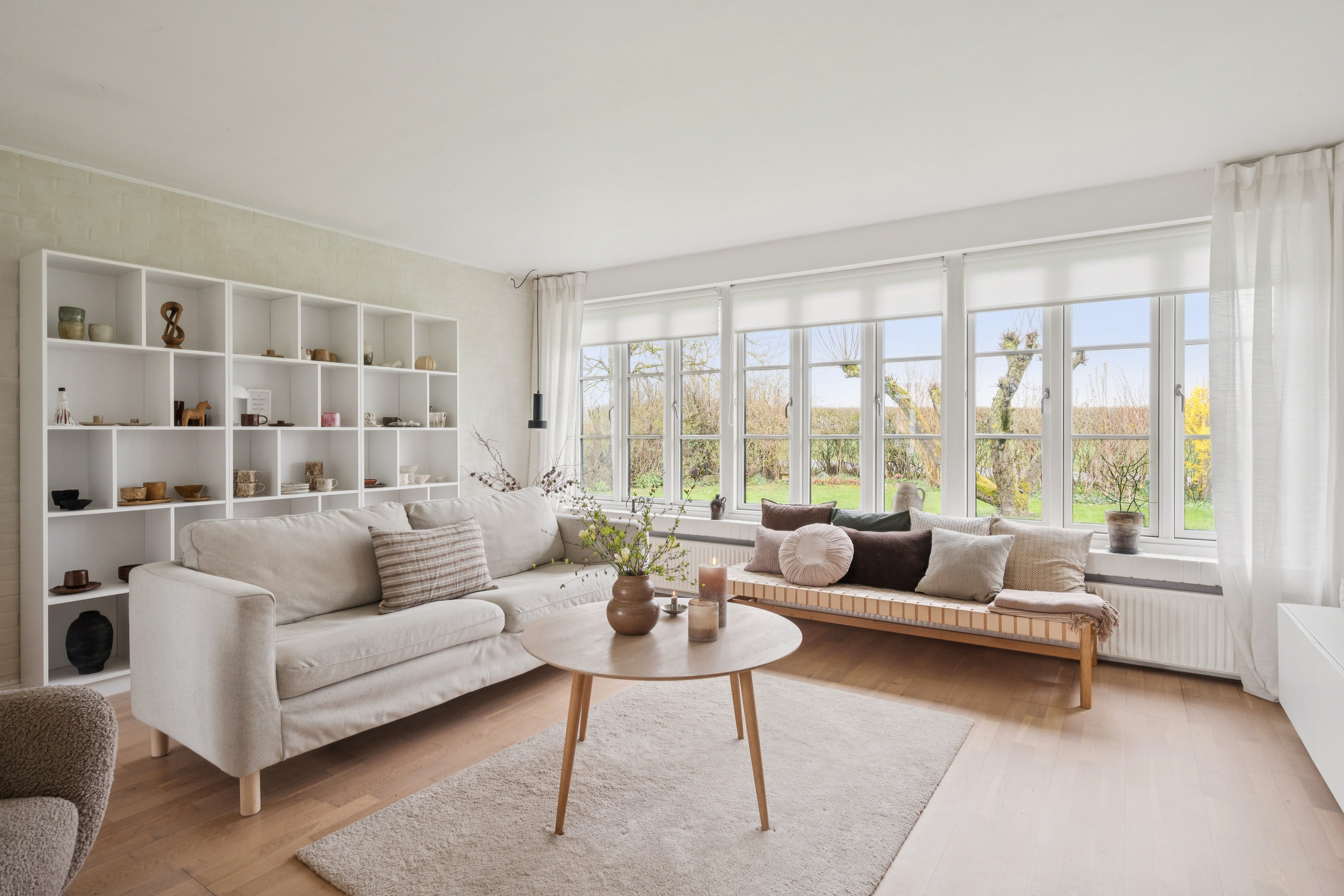 Fremhævet stue billede i fuldskærmstilstand. Billede af Byvænget 26, Grundfør, 8382 Hinnerup