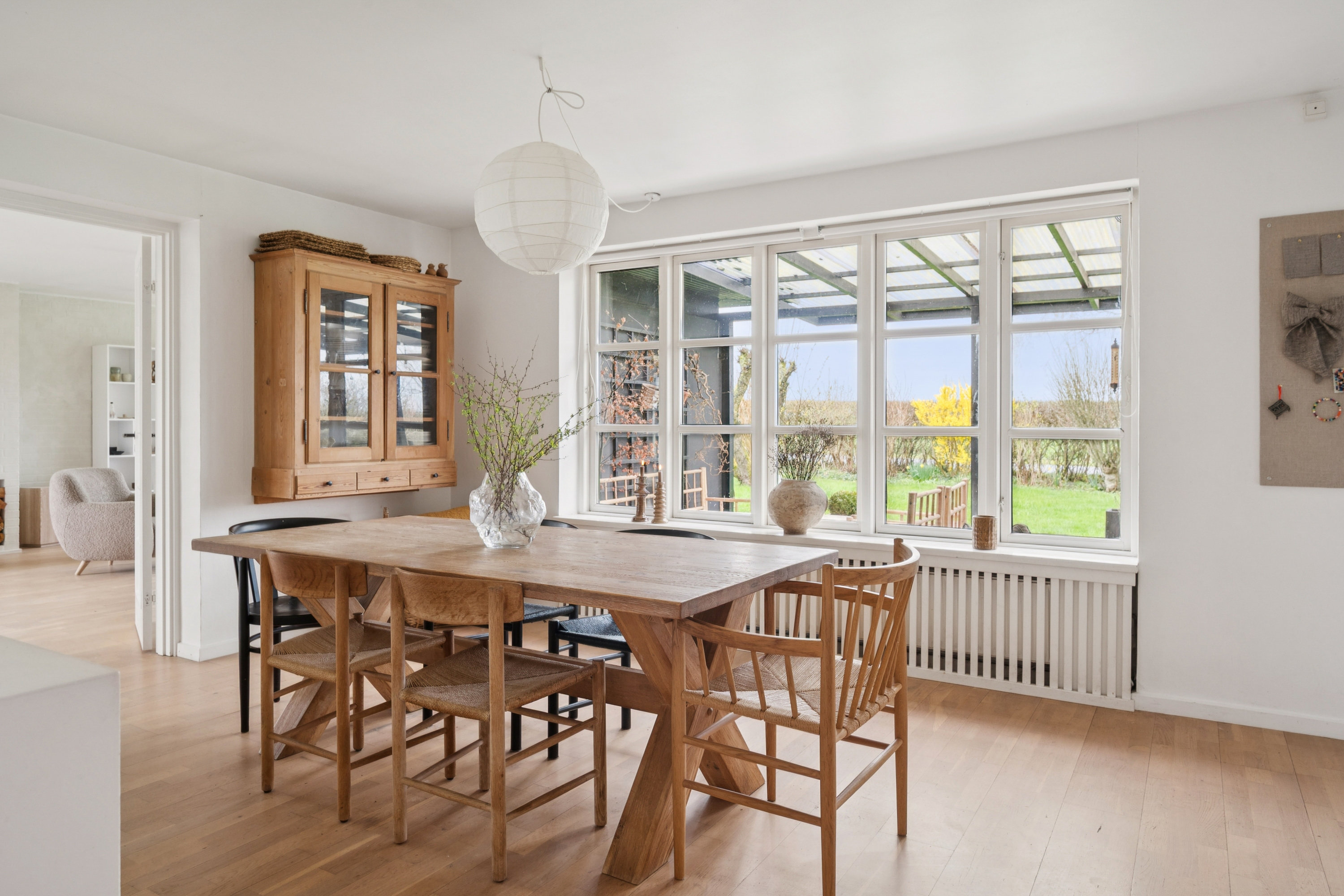 Fremhævet stue billede i fuldskærmstilstand. Billede af Byvænget 26, Grundfør, 8382 Hinnerup