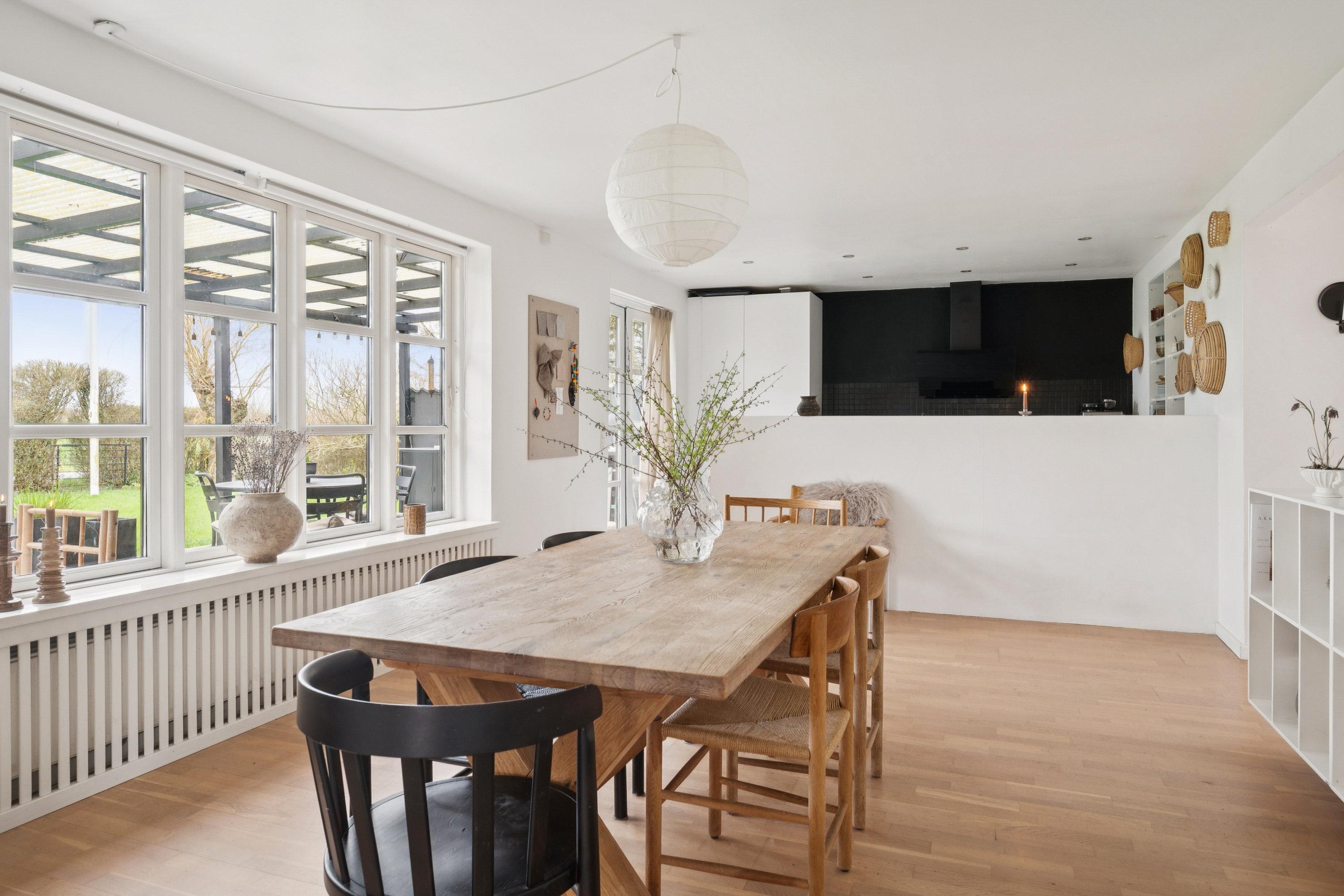 Fremhævet stue billede i fuldskærmstilstand. Billede af Byvænget 26, Grundfør, 8382 Hinnerup