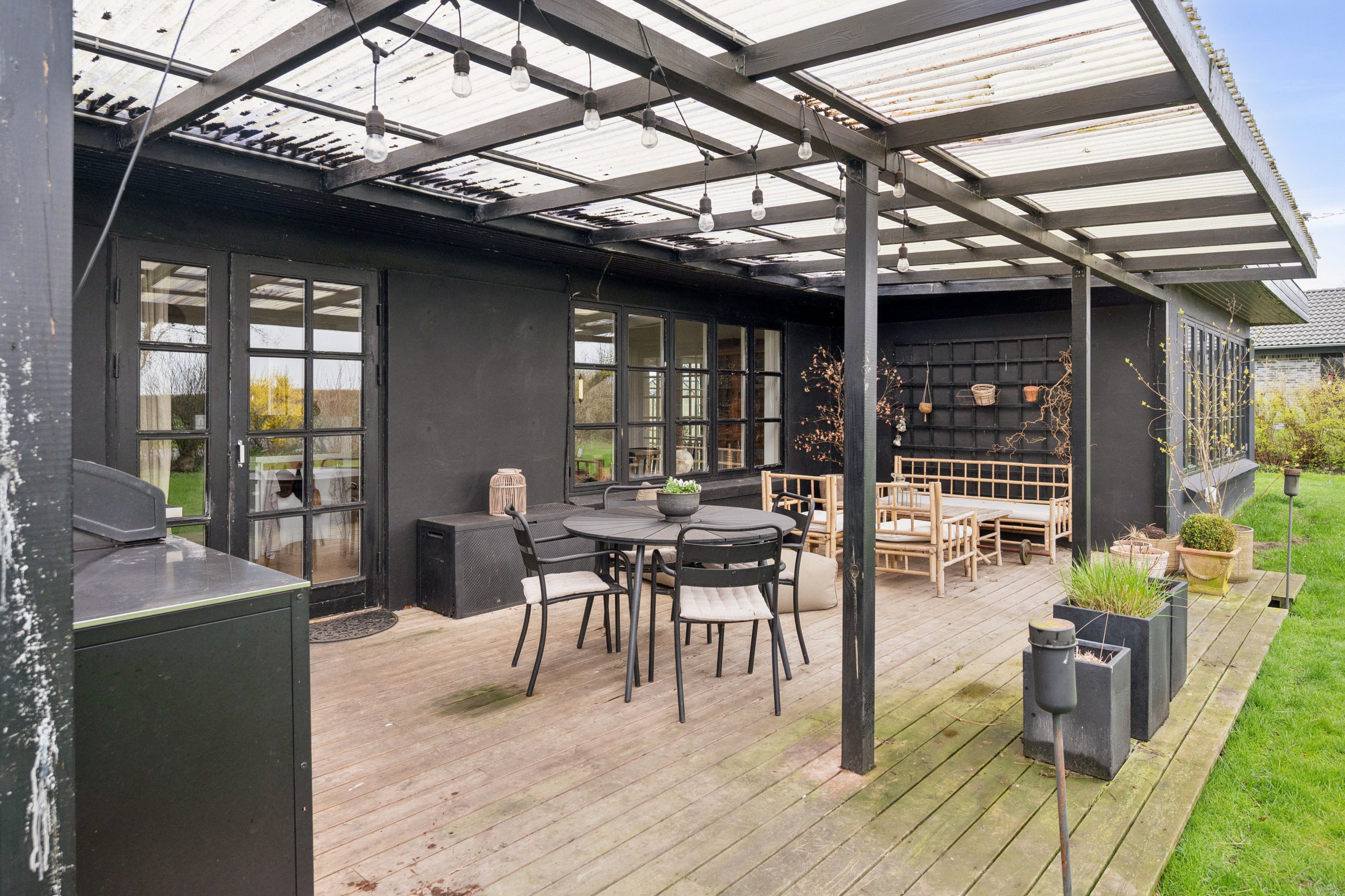 Fremhævet terrasse billede i fuldskærmstilstand. Billede af Byvænget 26, Grundfør, 8382 Hinnerup