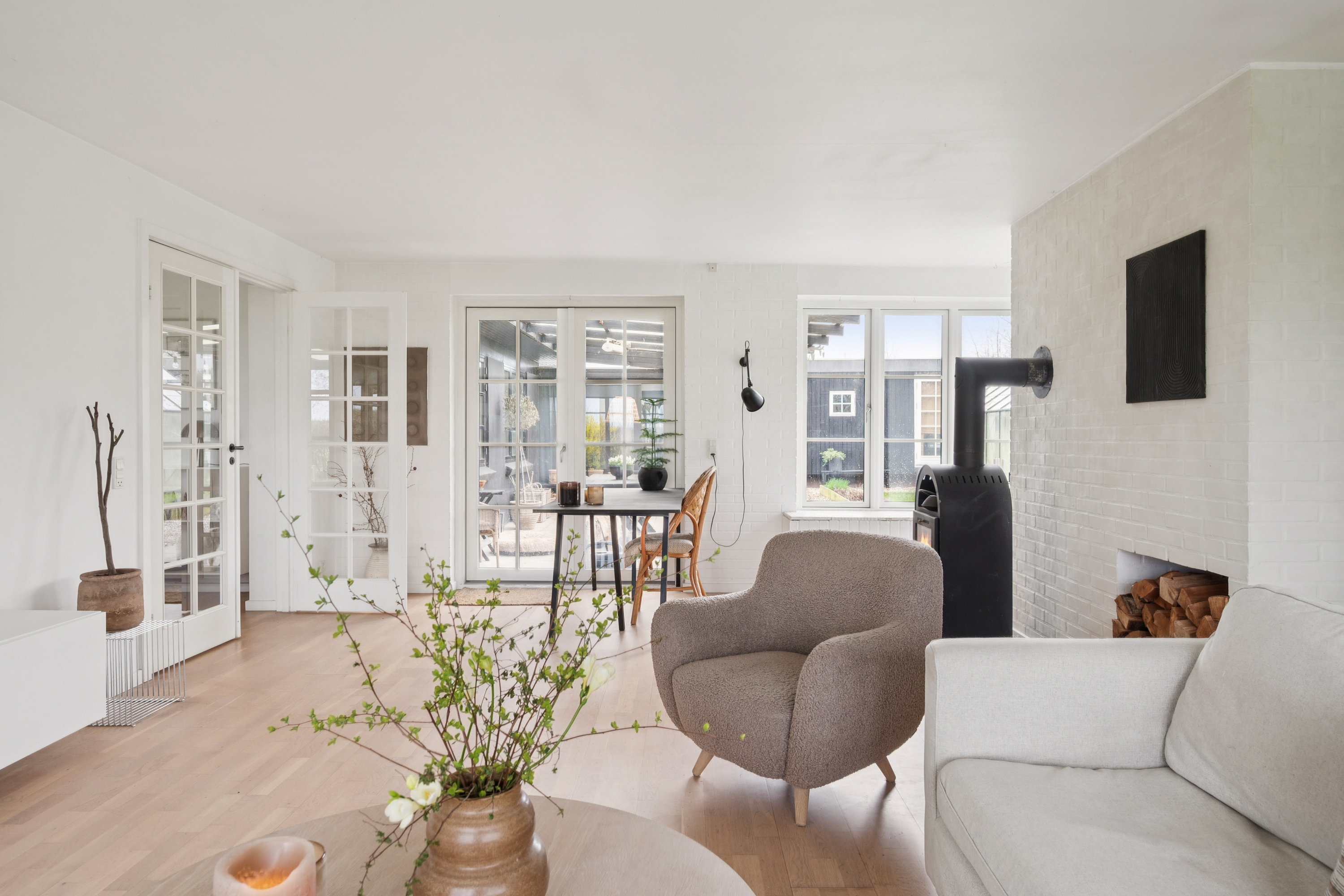 Fremhævet stue billede i fuldskærmstilstand. Billede af Byvænget 26, Grundfør, 8382 Hinnerup