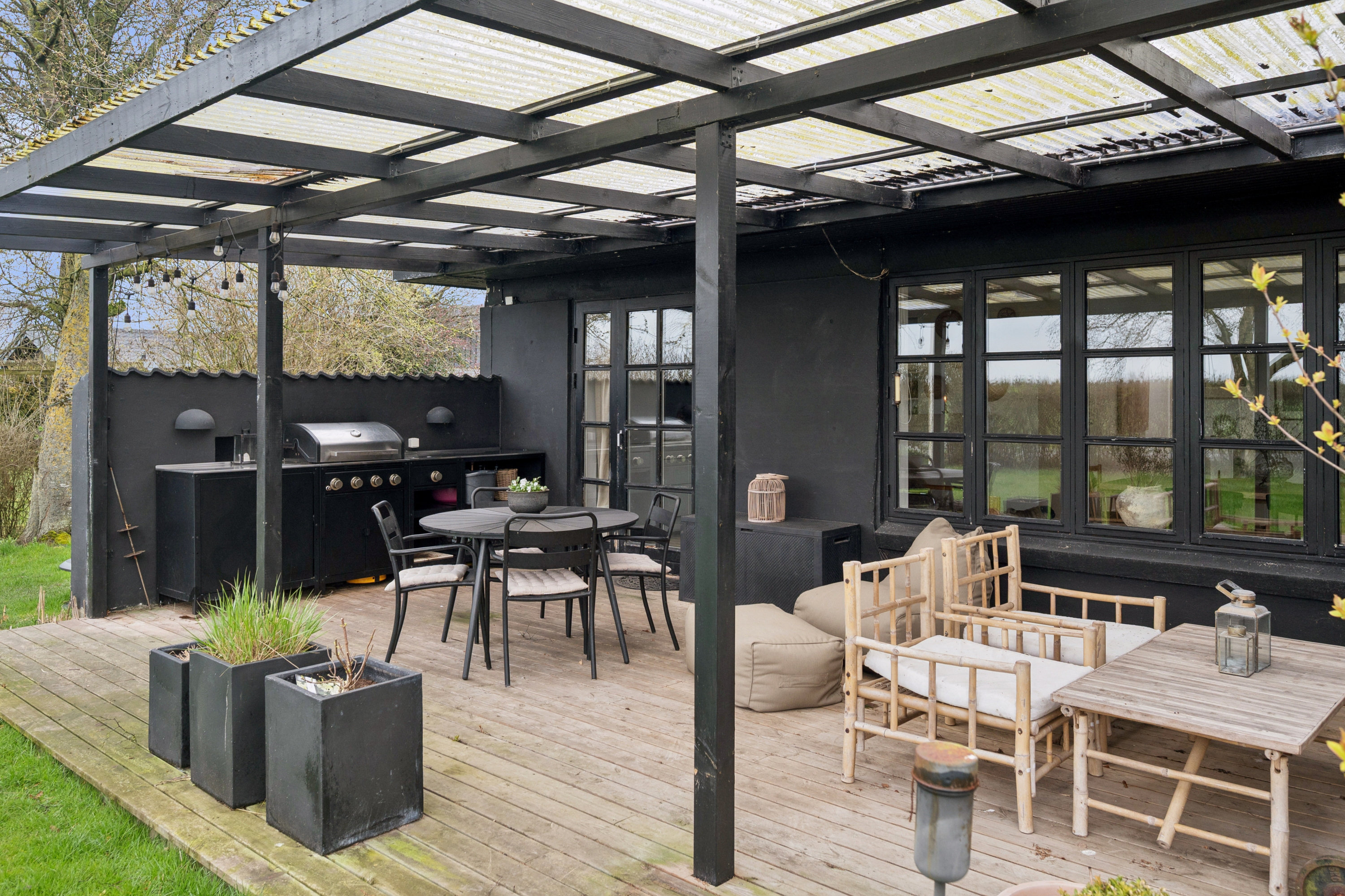 Fremhævet terrasse billede i fuldskærmstilstand. Billede af Byvænget 26, Grundfør, 8382 Hinnerup