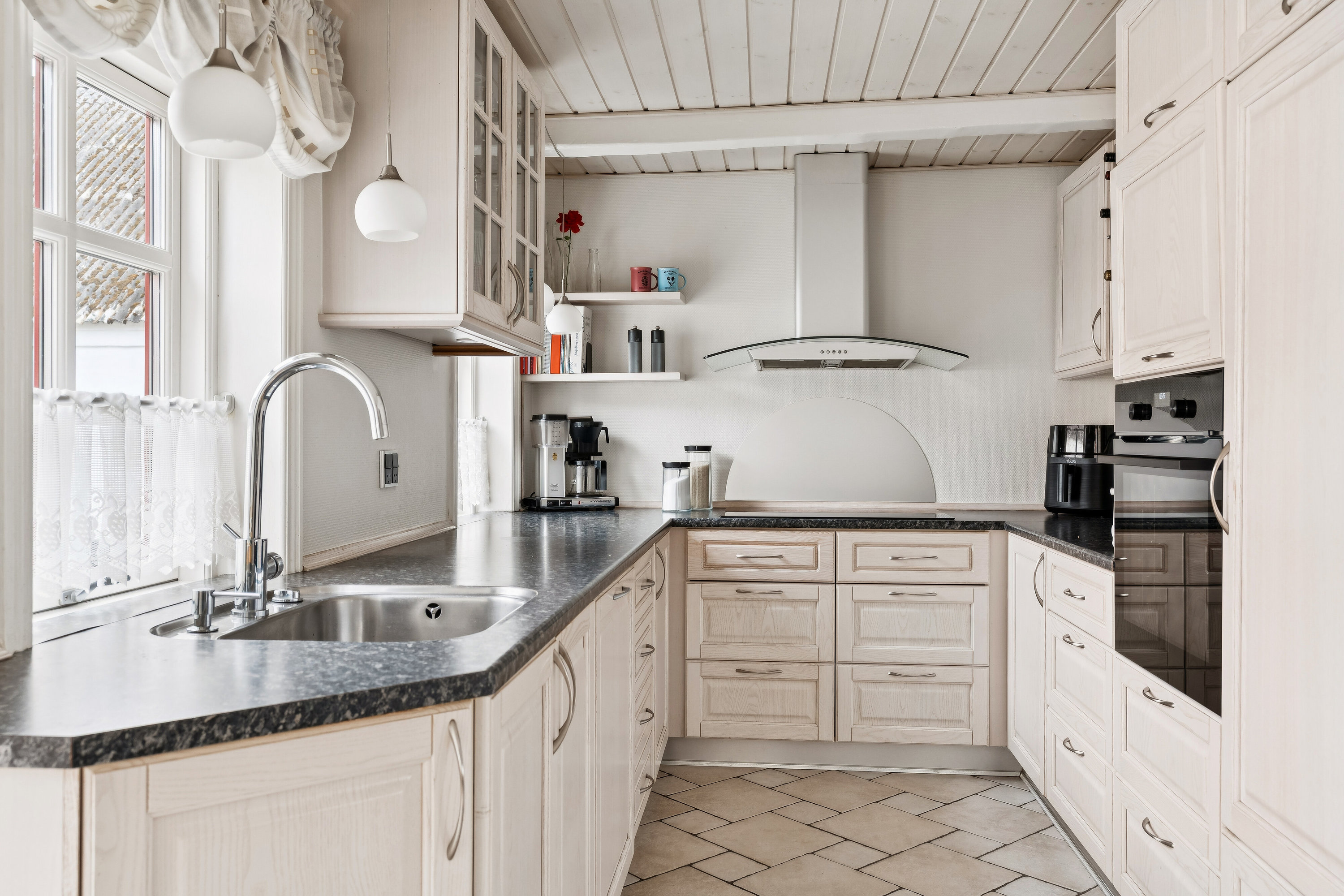 Fremhævet køkken billede i fuldskærmstilstand. Billede af Løvlundvej 17, 7190 Billund