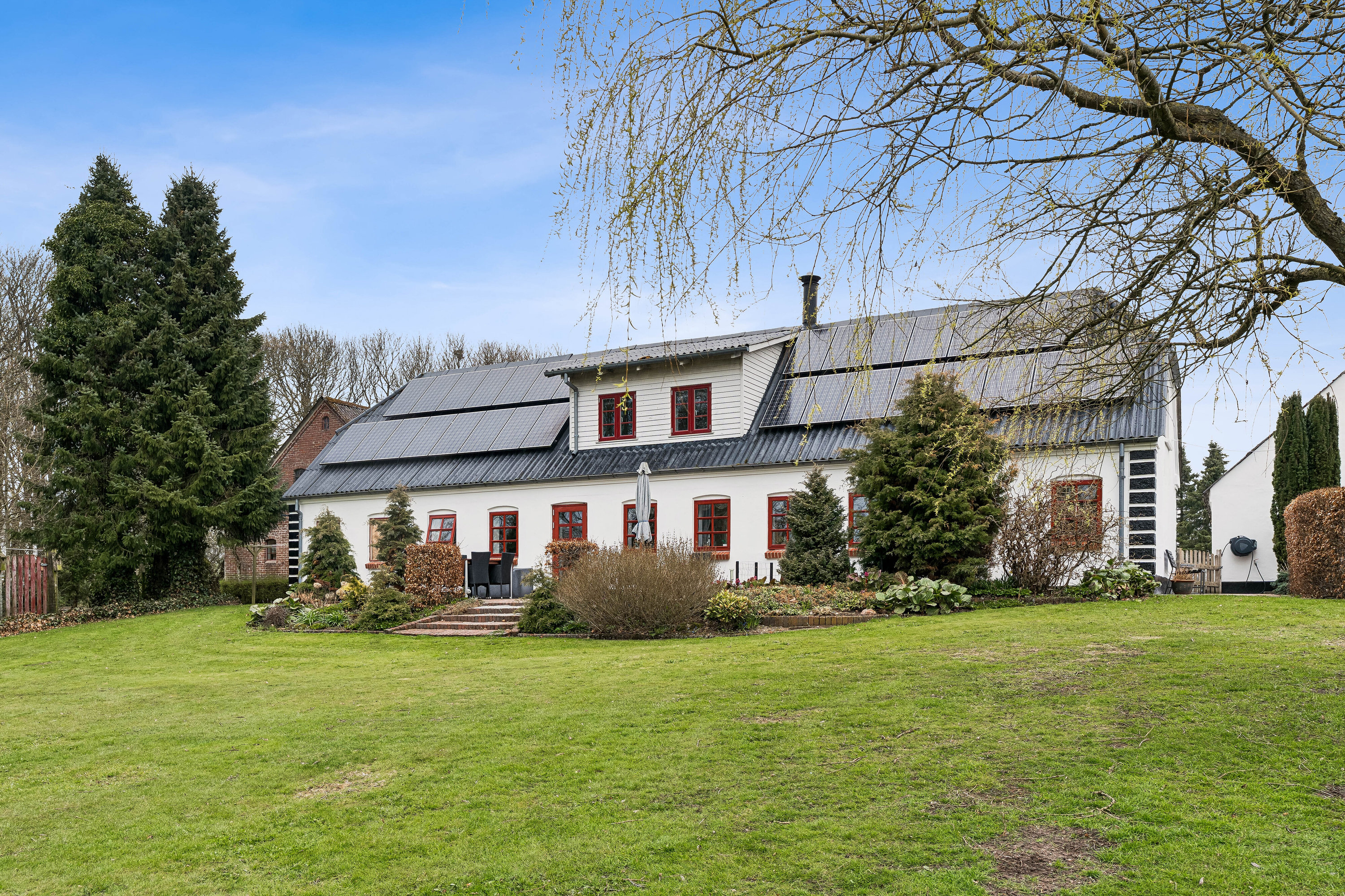 Fremhævet set fra haven billede i fuldskærmstilstand. Billede af Løvlundvej 17, 7190 Billund