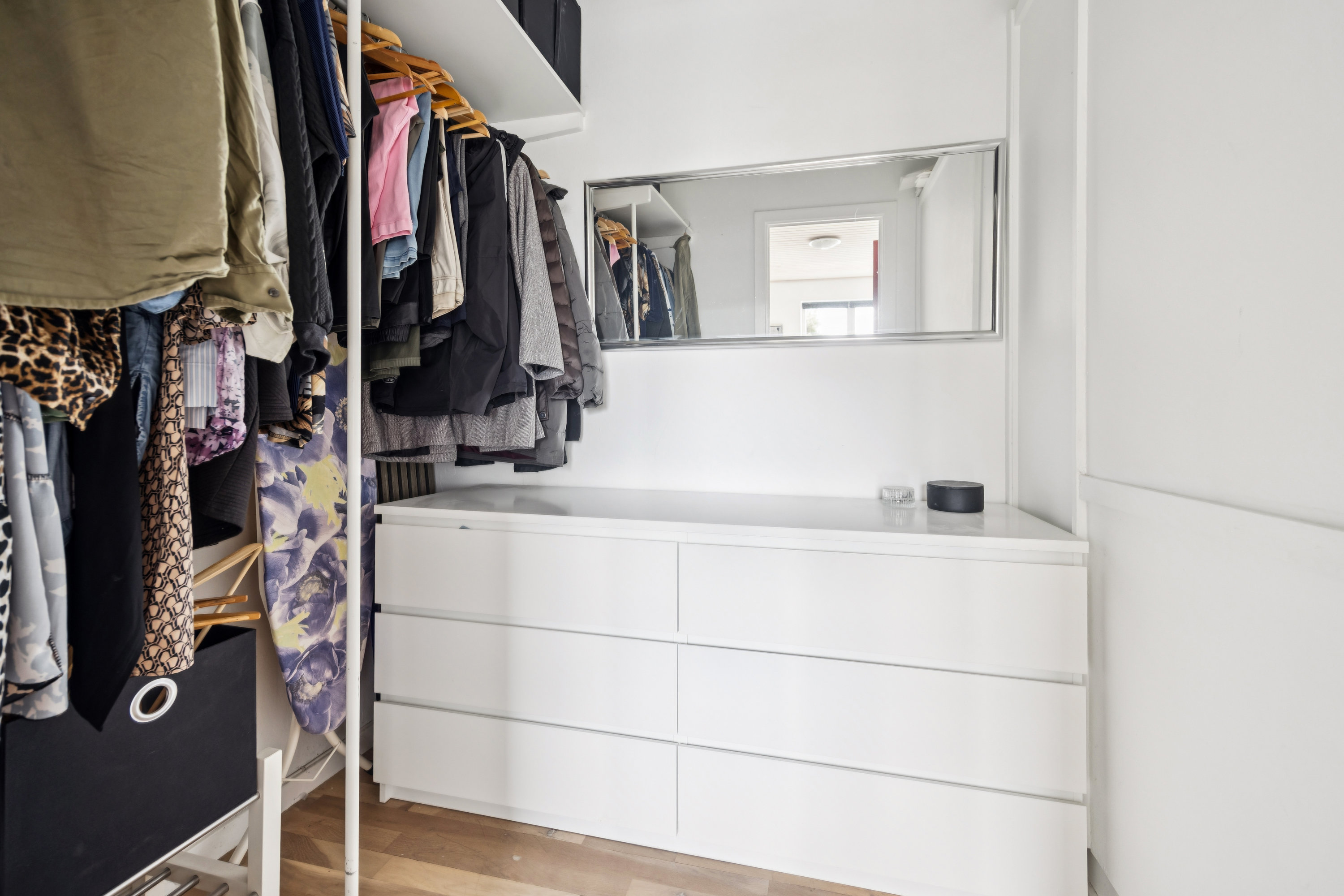 Fremhævet walkin closet billede i fuldskærmstilstand. Billede af Lindholmsvej 89B, 9400 Nørresundby