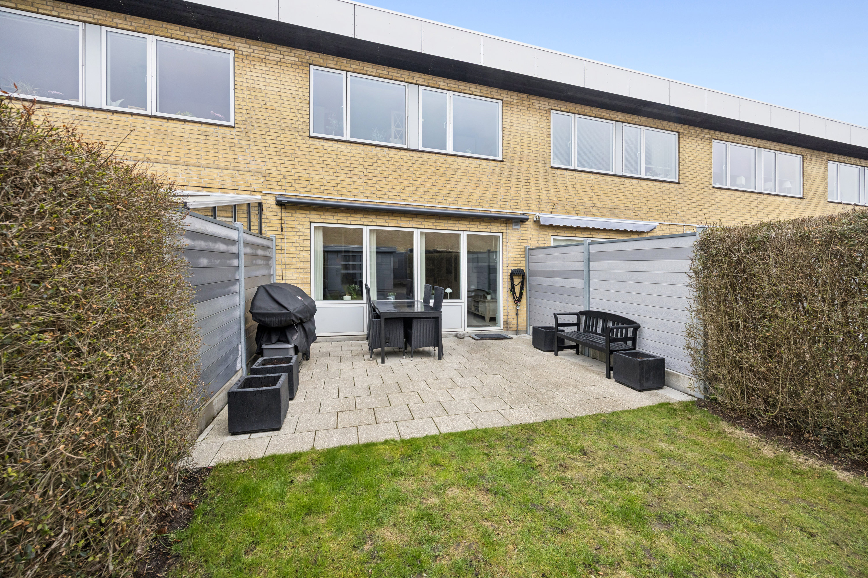 Fremhævet forhave billede i fuldskærmstilstand. Billede af Lindholmsvej 89B, 9400 Nørresundby