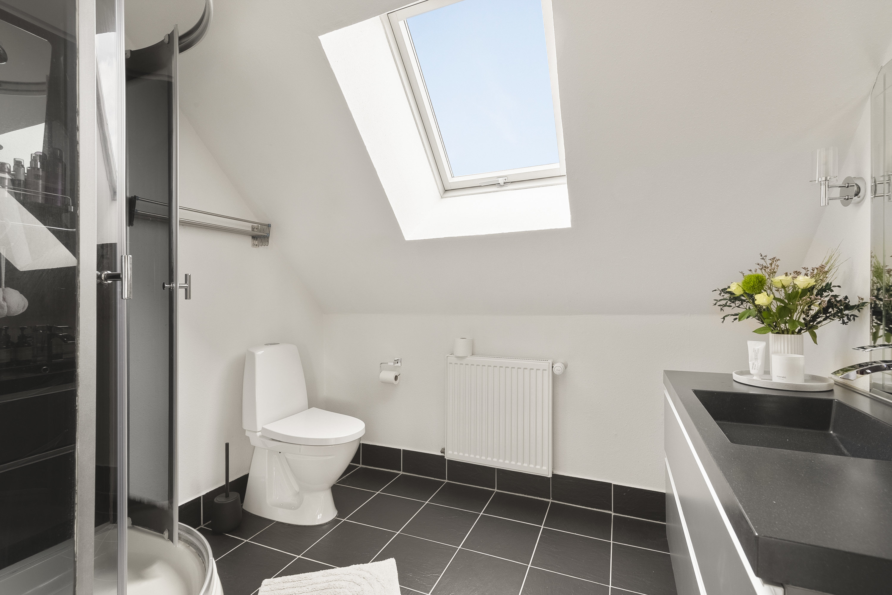 Fremhævet badeværelse billede i fuldskærmstilstand. Billede af Søvejen 17, Blegind, 8362 Hørning