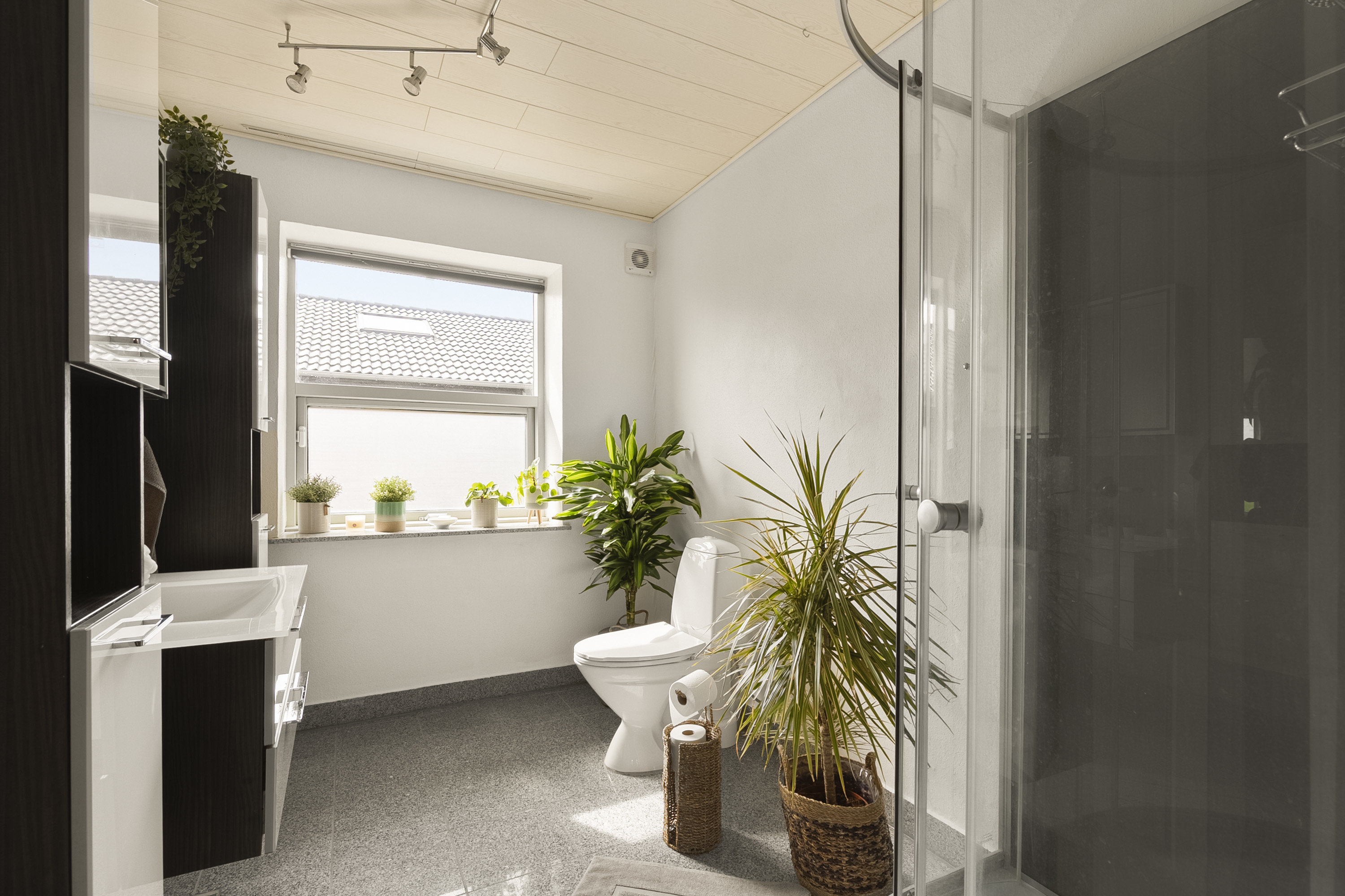 Fremhævet badeværelse billede i fuldskærmstilstand. Billede af Søvejen 17, Blegind, 8362 Hørning