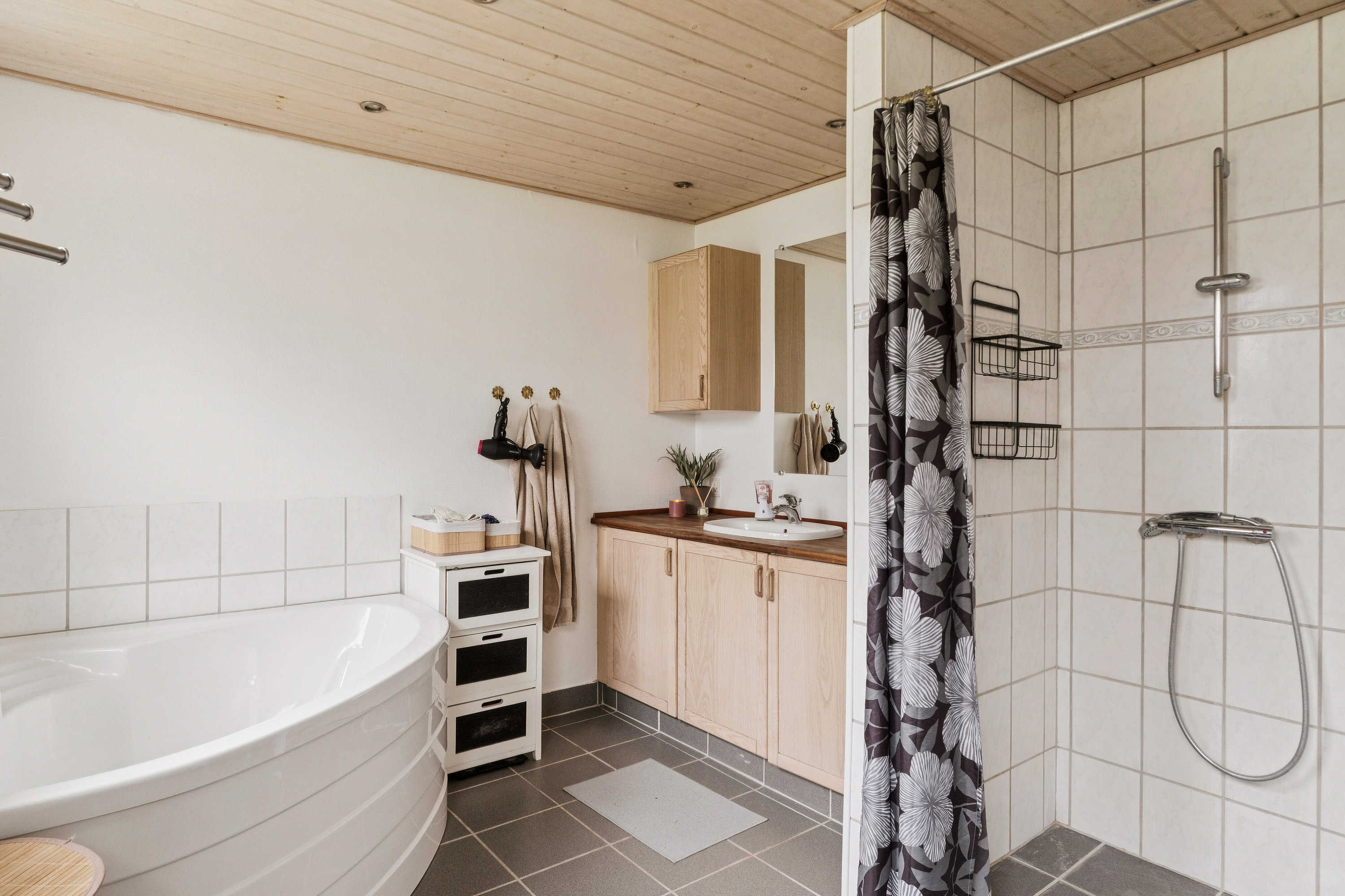 Fremhævet badeværelse billede i fuldskærmstilstand. Billede af Jyllandsgade 8, 9870 Sindal