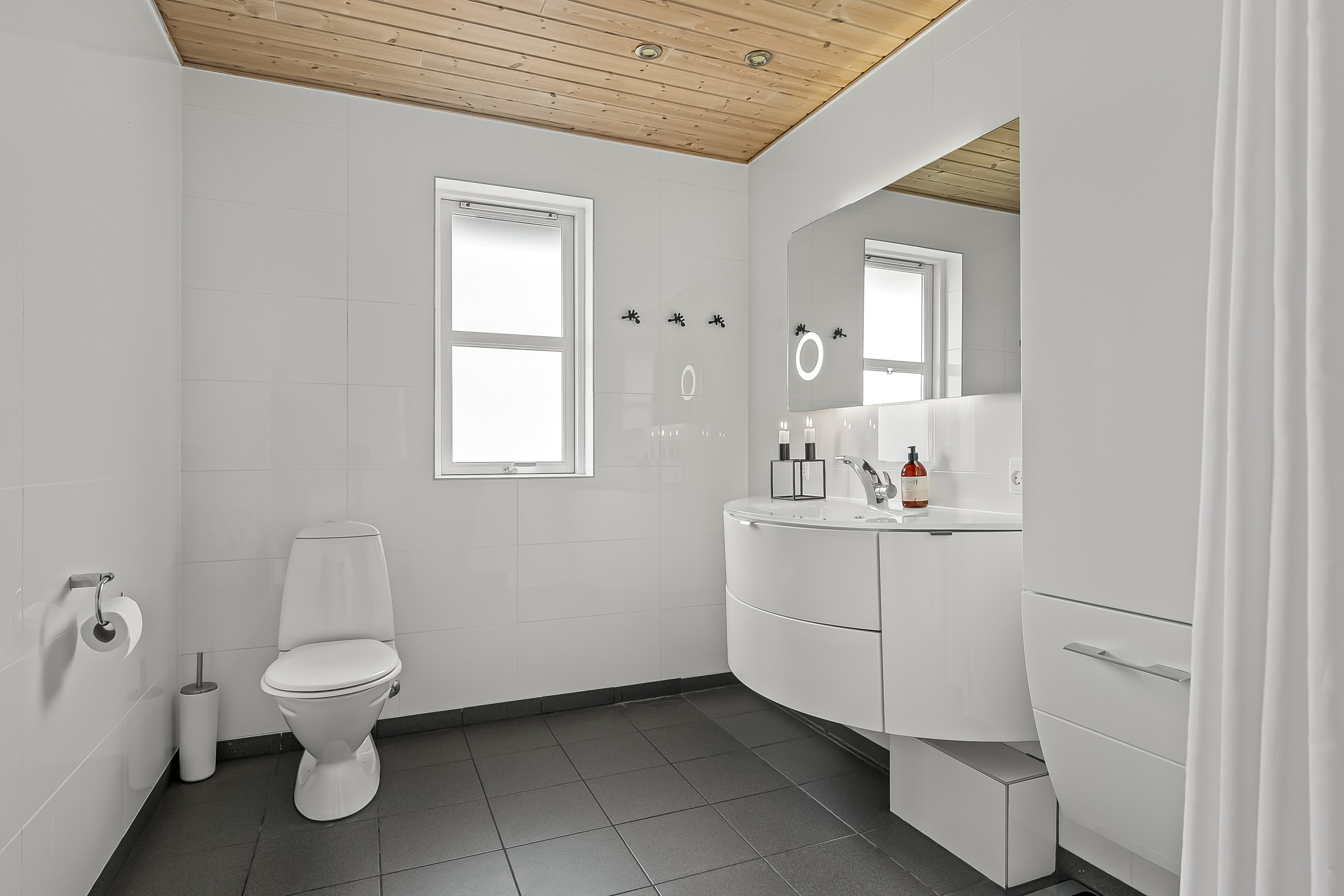 Fremhævet badeværelse billede i fuldskærmstilstand. Billede af Linde Alle 15, Ølsted, 8723 Løsning