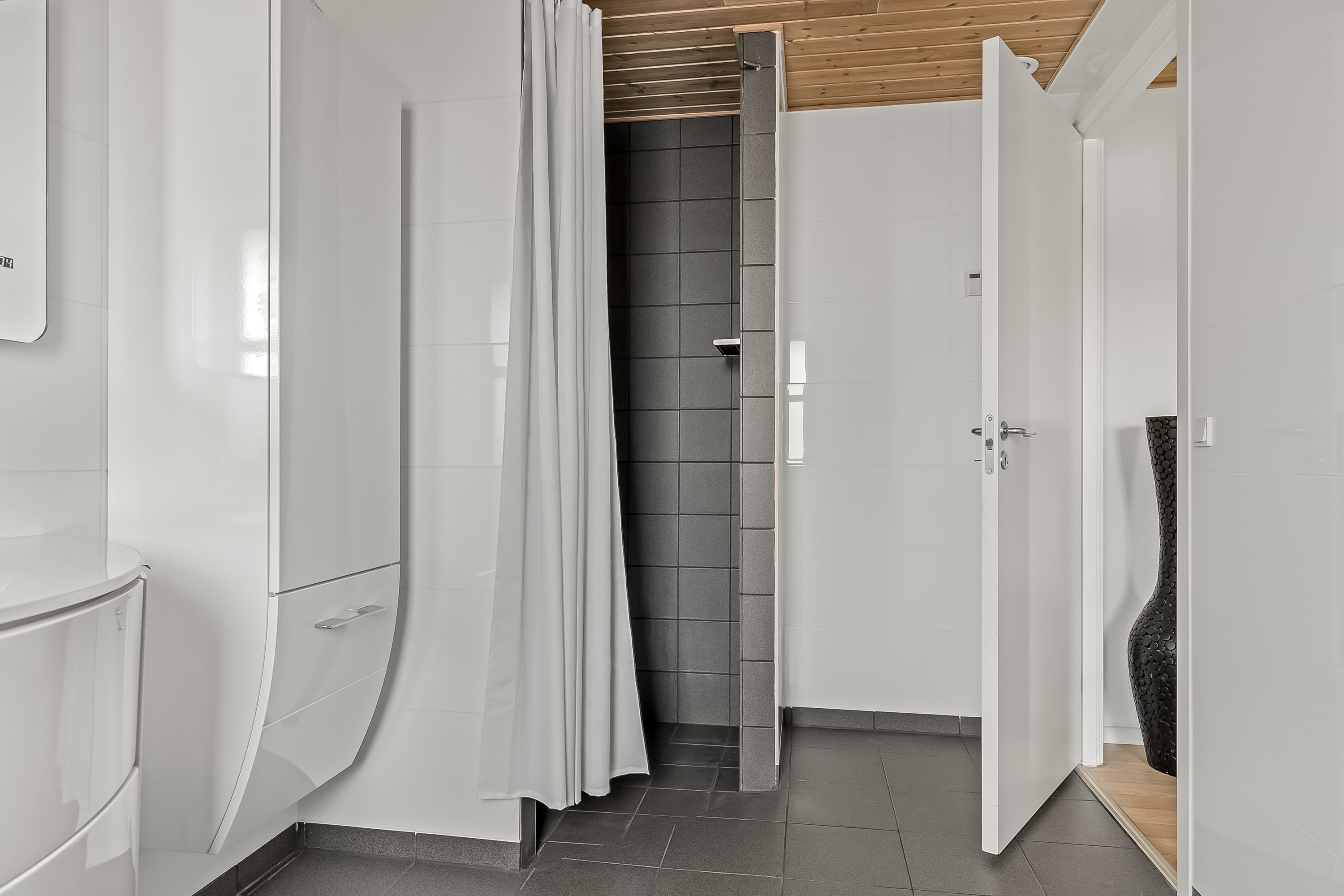 Fremhævet badeværelse billede i fuldskærmstilstand. Billede af Linde Alle 15, Ølsted, 8723 Løsning