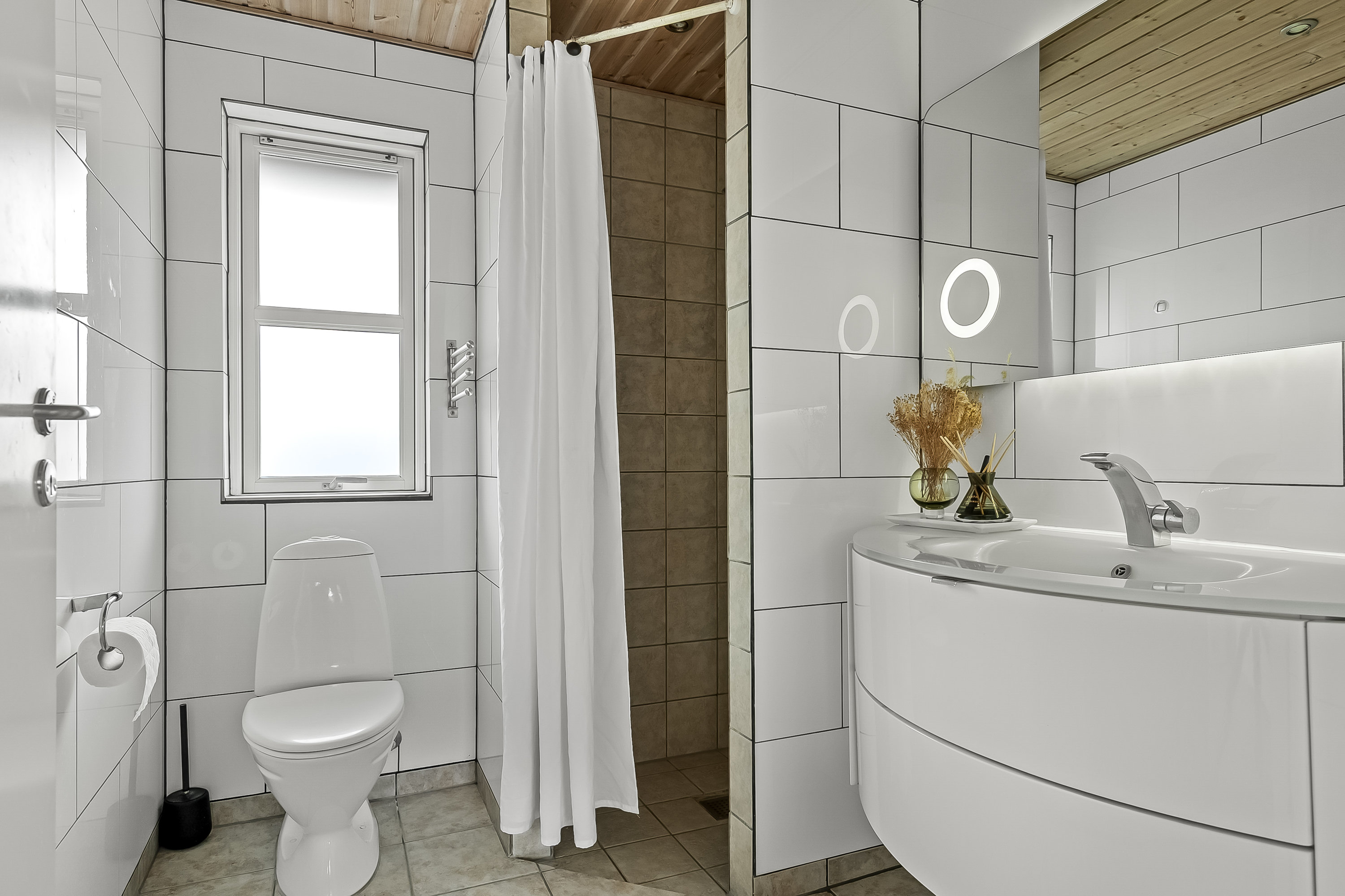 Fremhævet badeværelse billede i fuldskærmstilstand. Billede af Linde Alle 15, Ølsted, 8723 Løsning