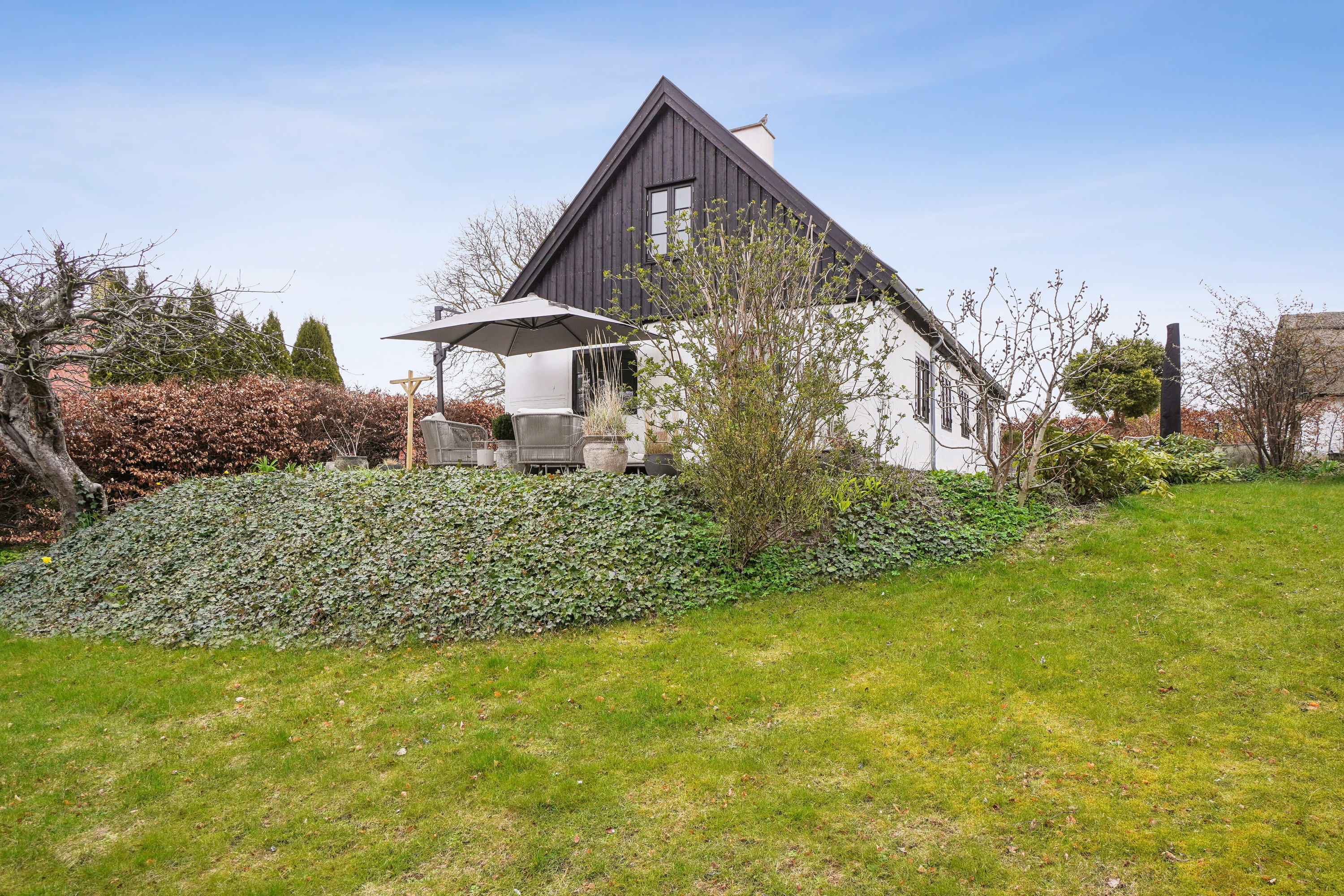 Fremhævet set fra haven billede i fuldskærmstilstand. Billede af Frederiksborgvej 50, 4000 Roskilde