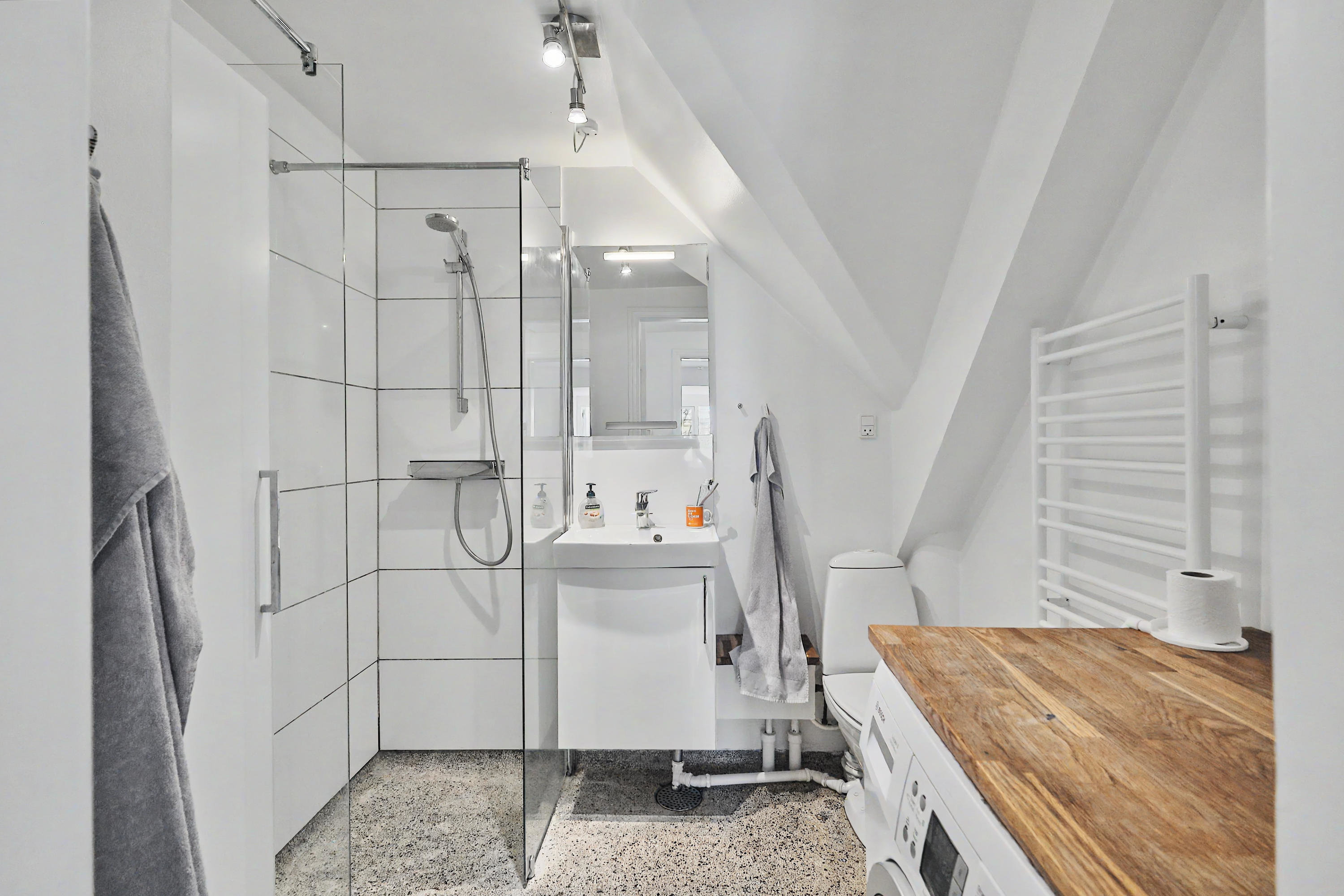 Fremhævet badeværelse billede i fuldskærmstilstand. Billede af Tage-Hansens Gade 11, 5. th., 8000 Aarhus C