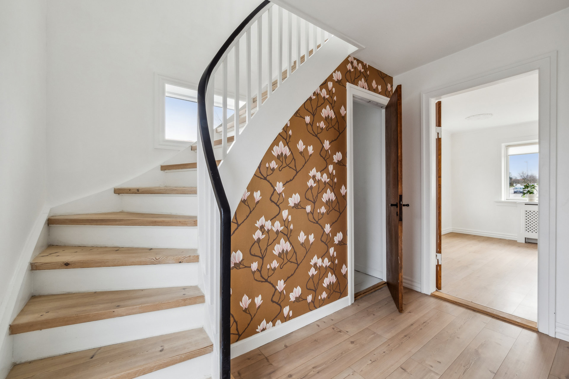 Fremhævet trappe til 1. sal billede i fuldskærmstilstand. Billede af Spangbergsvej 28, 7700 Thisted