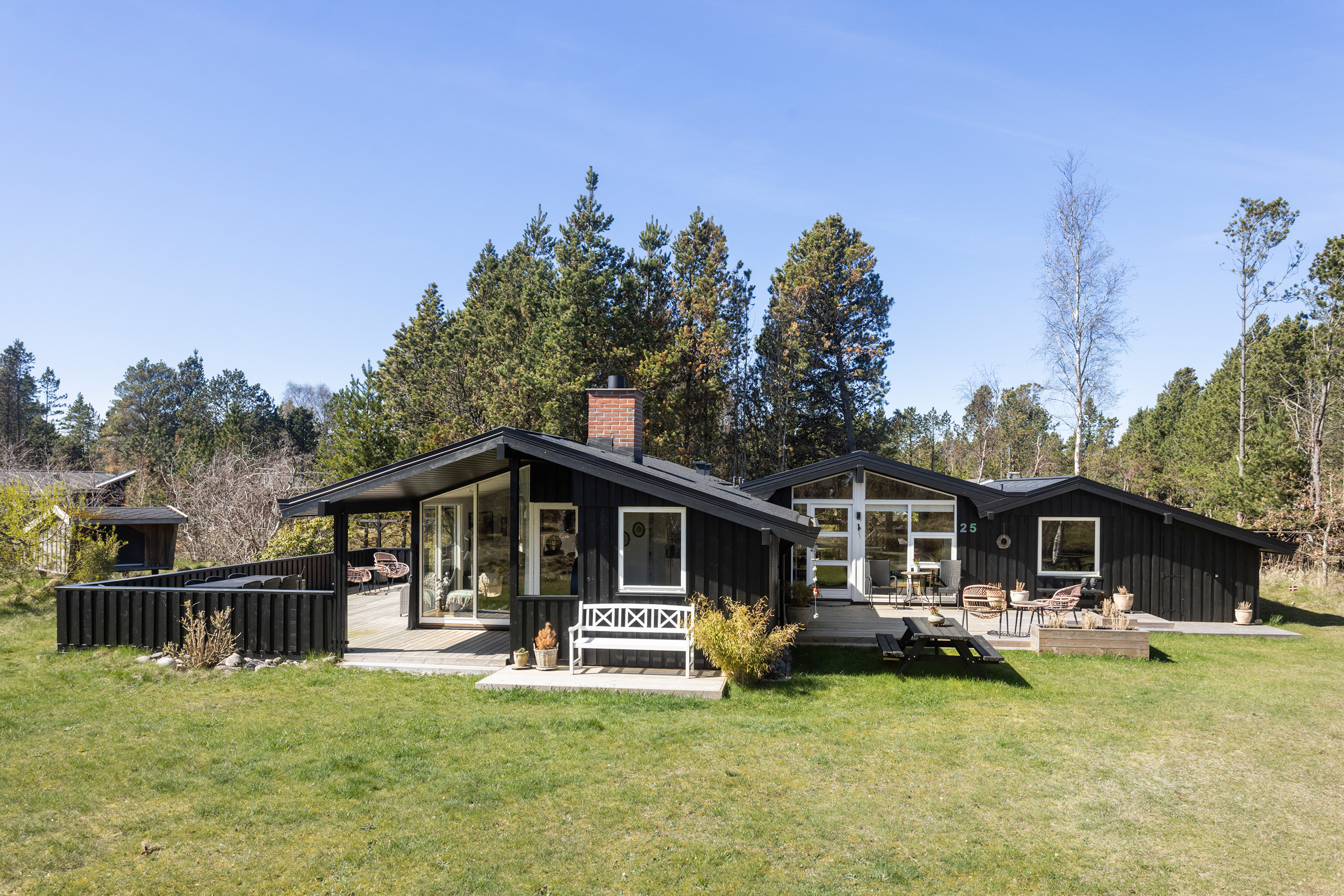 Fremhævet facade billede i fuldskærmstilstand. Billede af Rugholm 25, 9970 Strandby