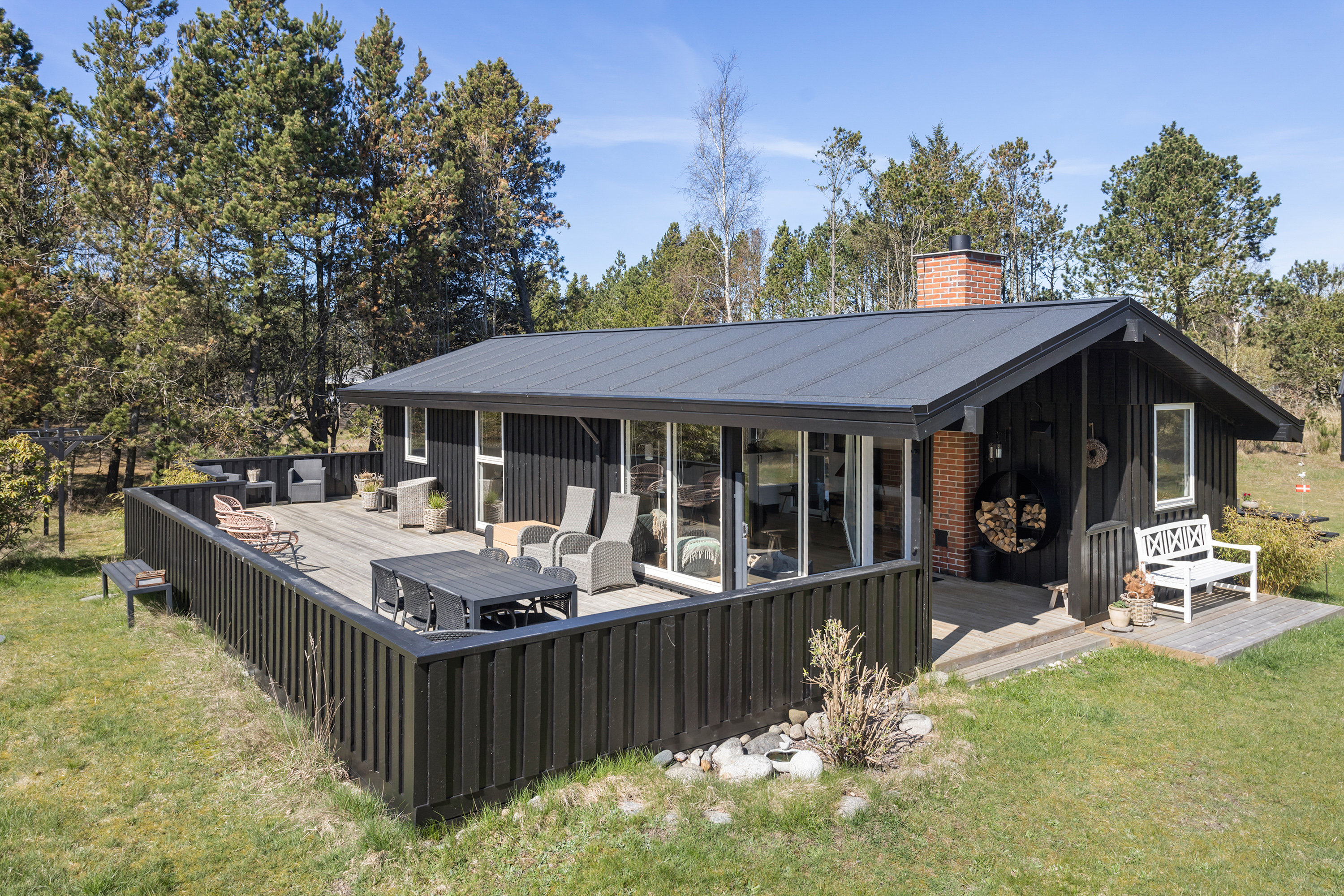 Fremhævet facade billede i fuldskærmstilstand. Billede af Rugholm 25, 9970 Strandby