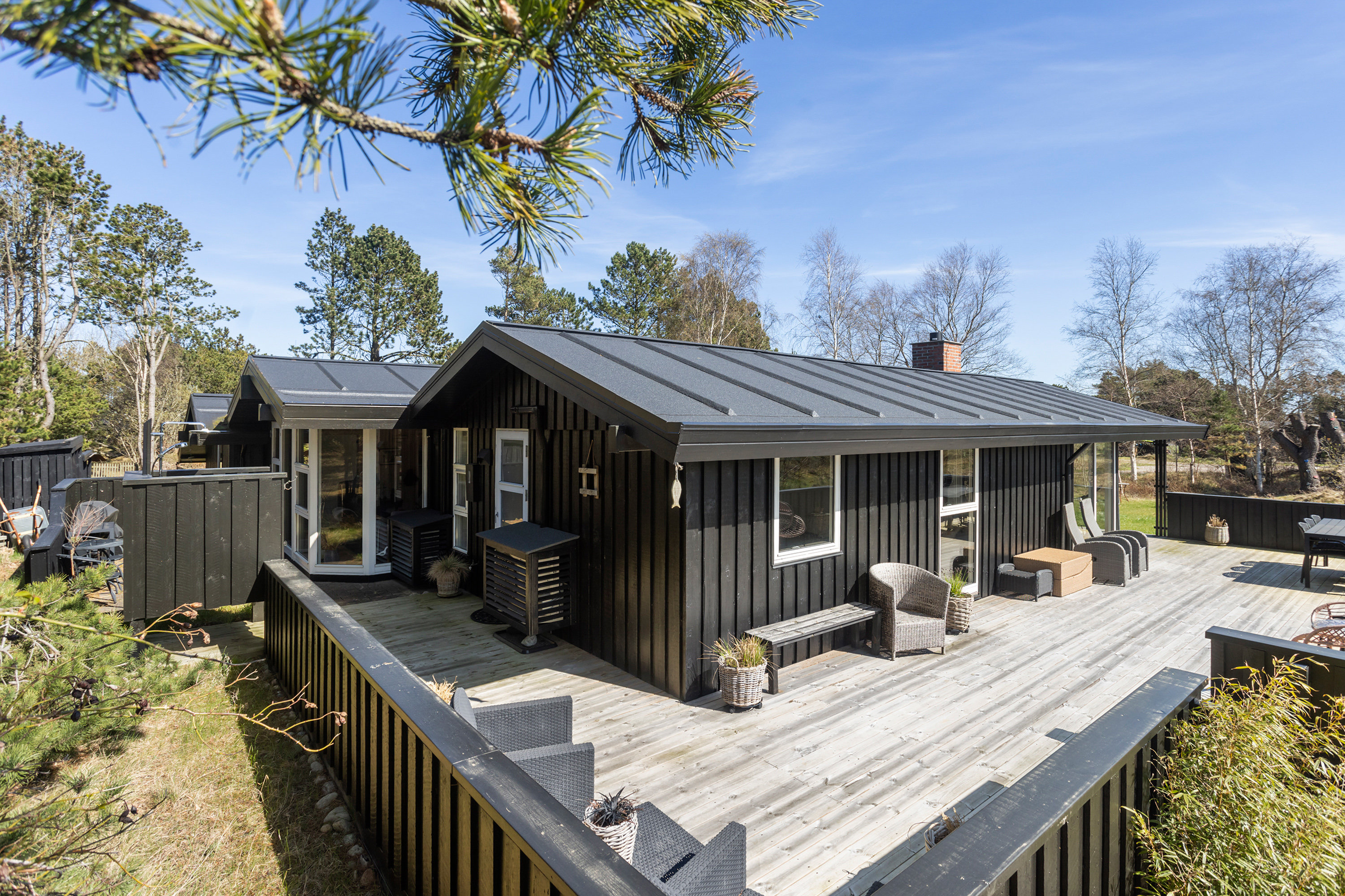 Fremhævet facade billede i fuldskærmstilstand. Billede af Rugholm 25, 9970 Strandby