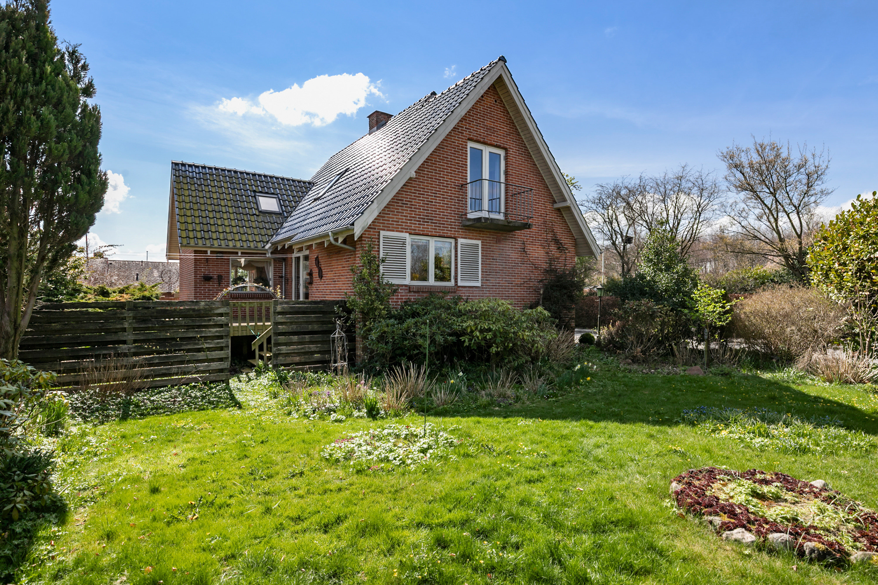 Fremhævet facade billede i fuldskærmstilstand. Billede af Birkevej 28, 9620 Aalestrup