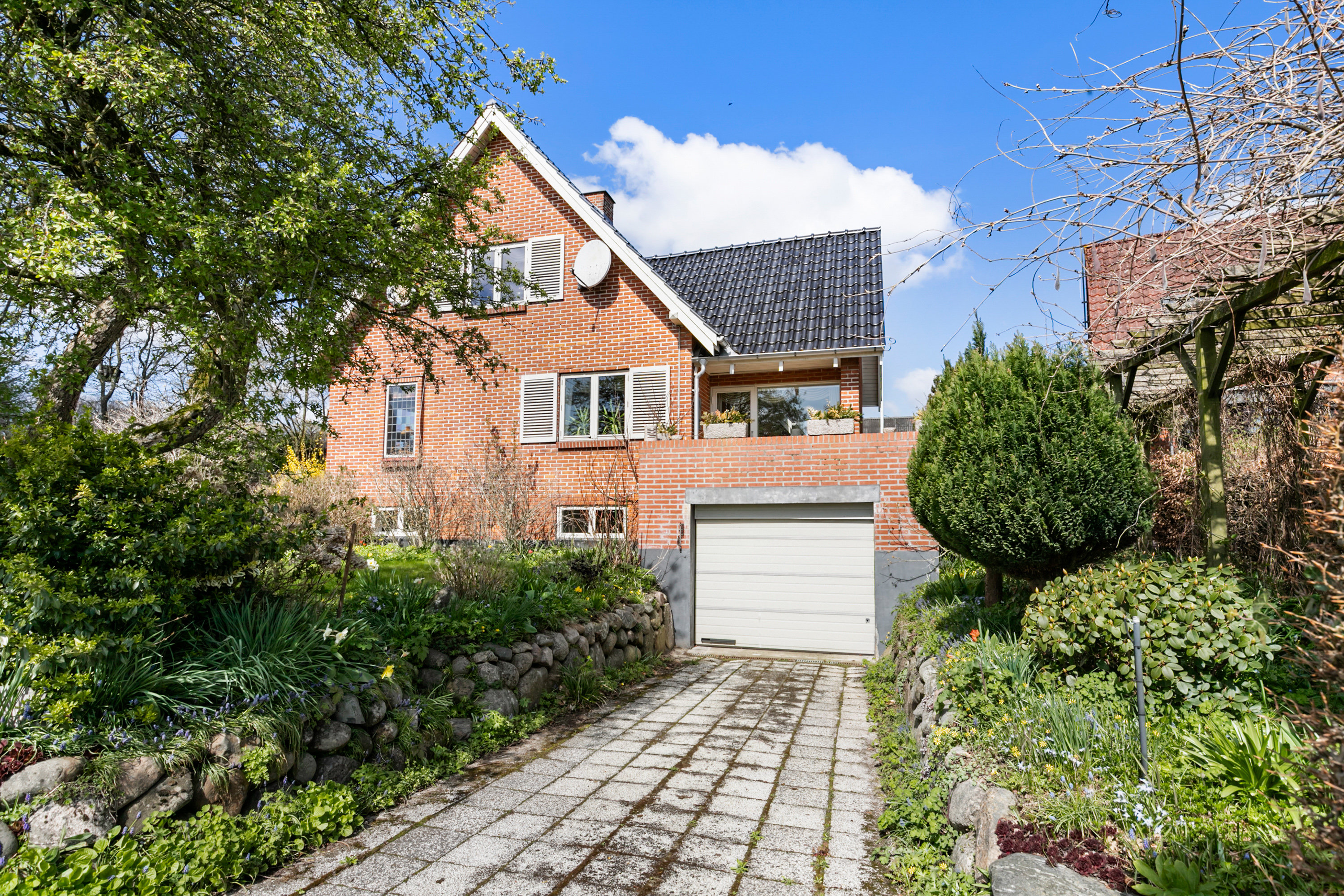 Fremhævet facade billede i fuldskærmstilstand. Billede af Birkevej 28, 9620 Aalestrup