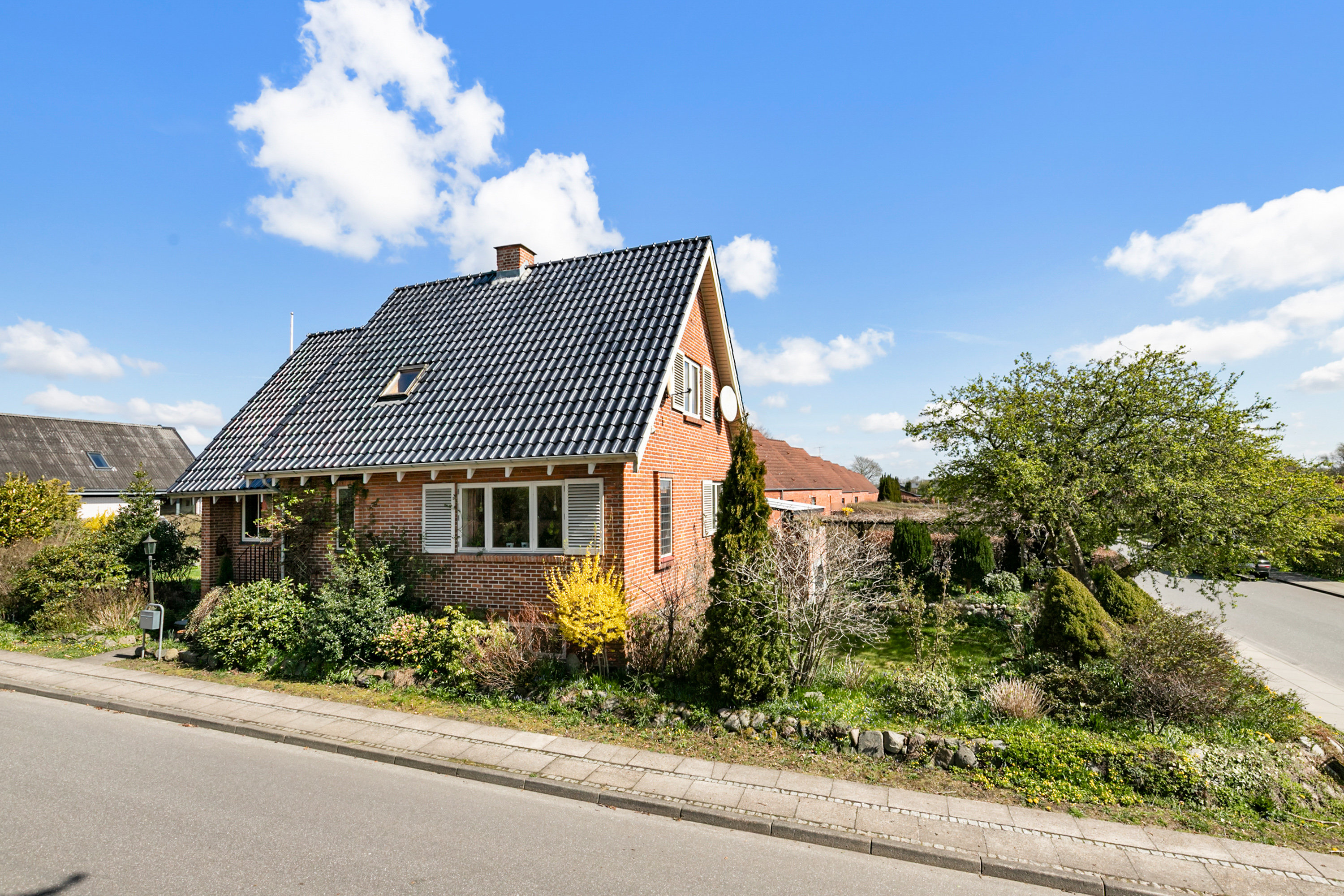 Fremhævet facade billede i fuldskærmstilstand. Billede af Birkevej 28, 9620 Aalestrup