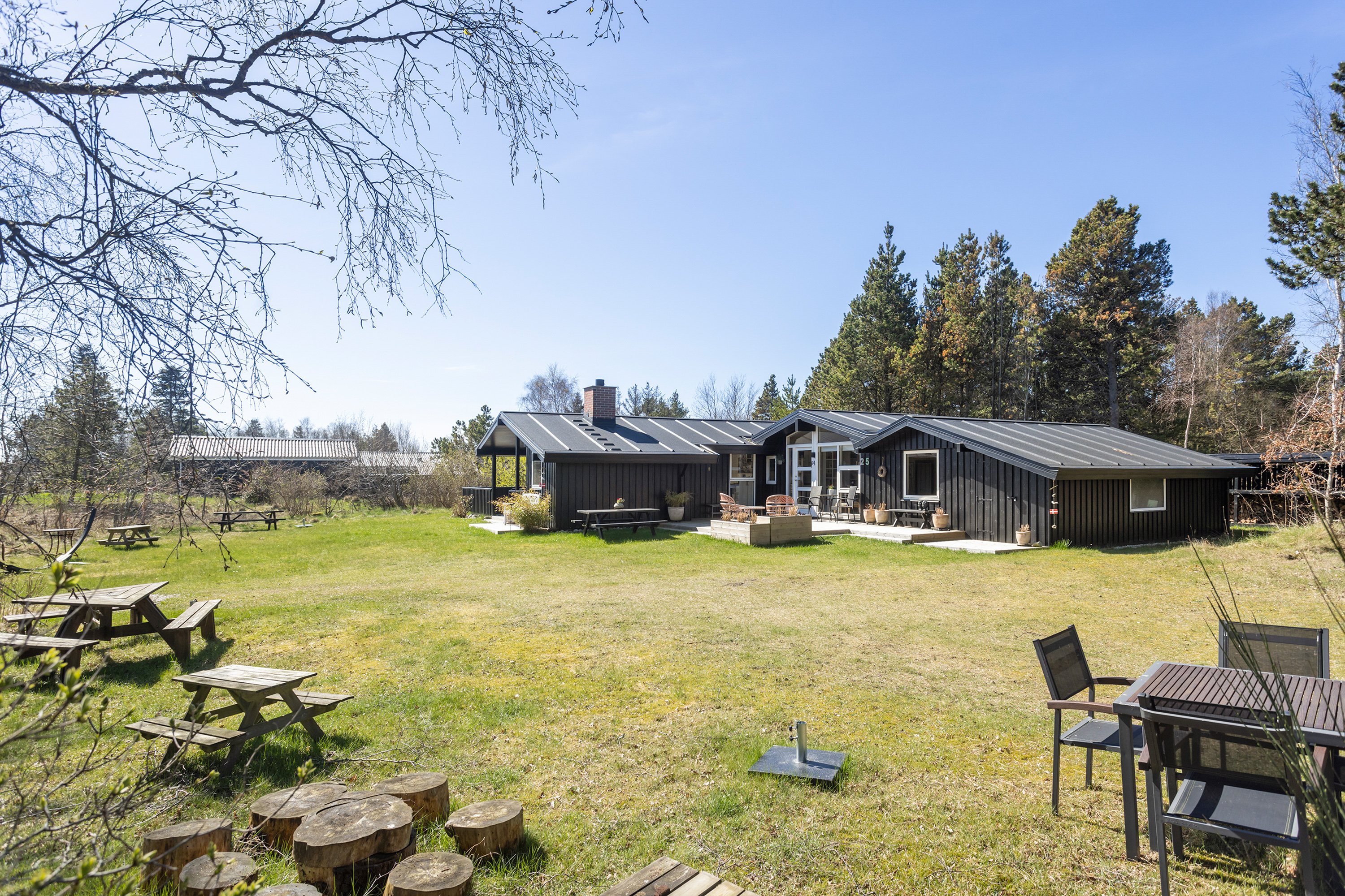 Fremhævet facade billede i fuldskærmstilstand. Billede af Rugholm 25, 9970 Strandby