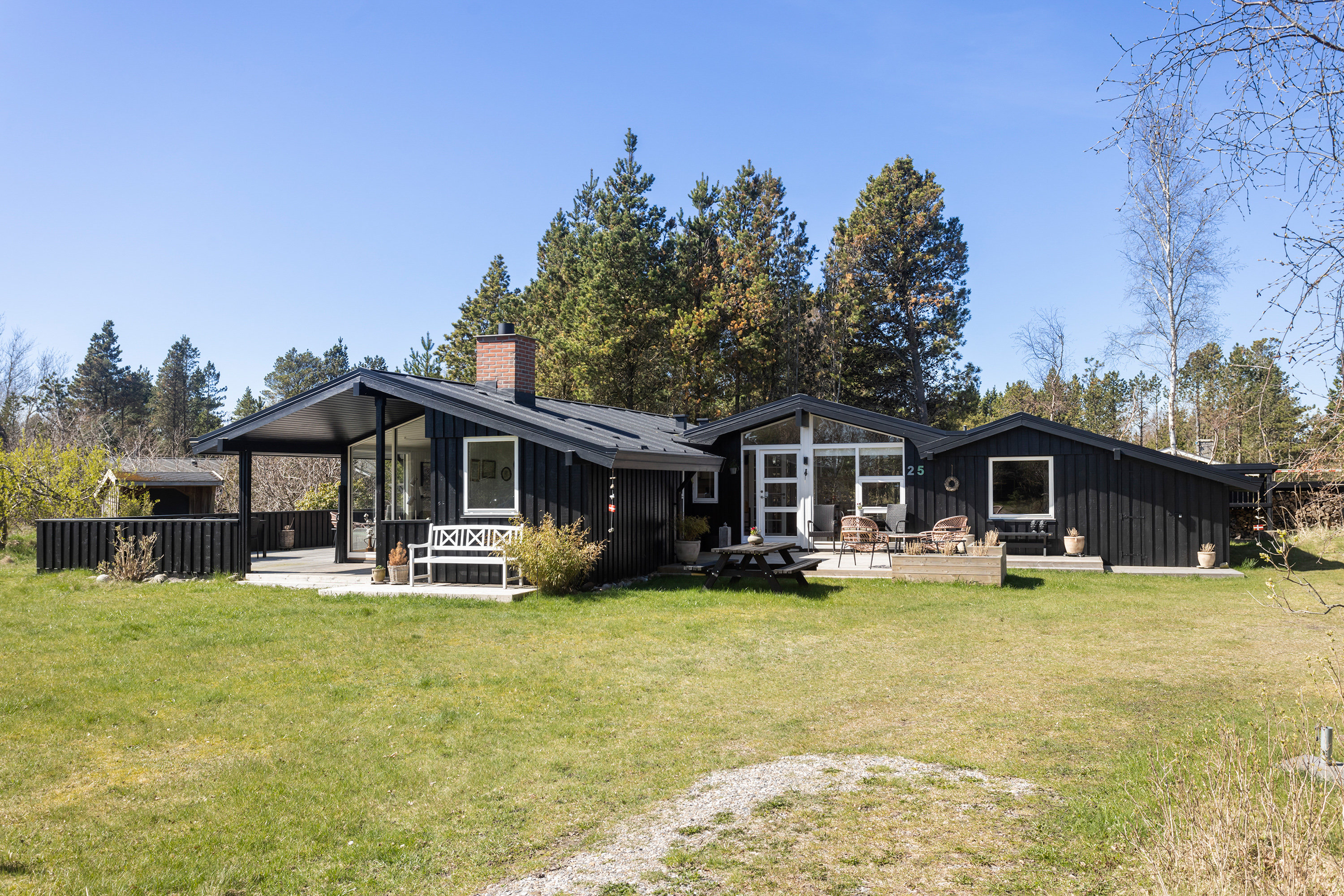 Fremhævet facade billede i fuldskærmstilstand. Billede af Rugholm 25, 9970 Strandby