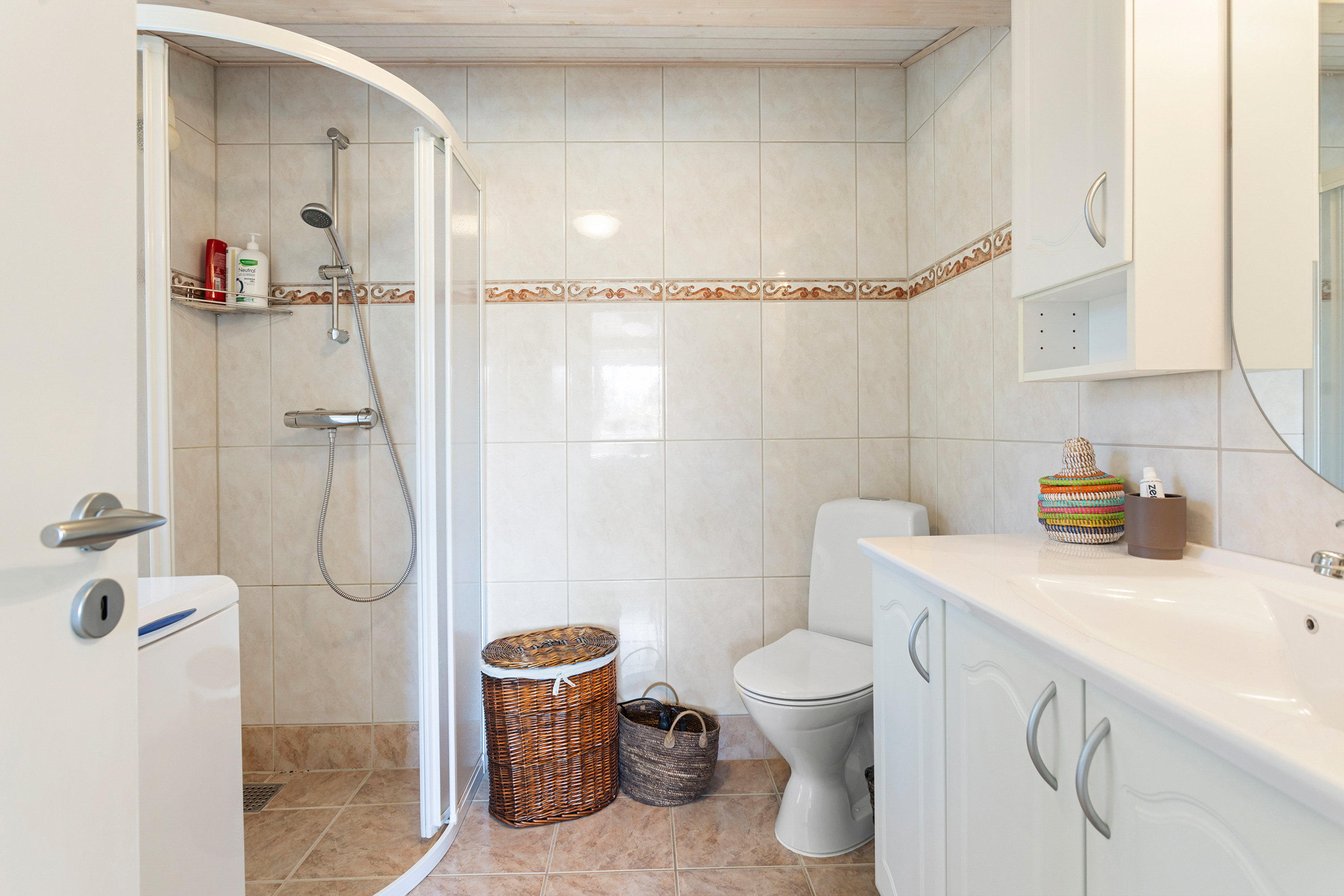 Fremhævet badeværelse billede i fuldskærmstilstand. Billede af Rugholm 25, 9970 Strandby