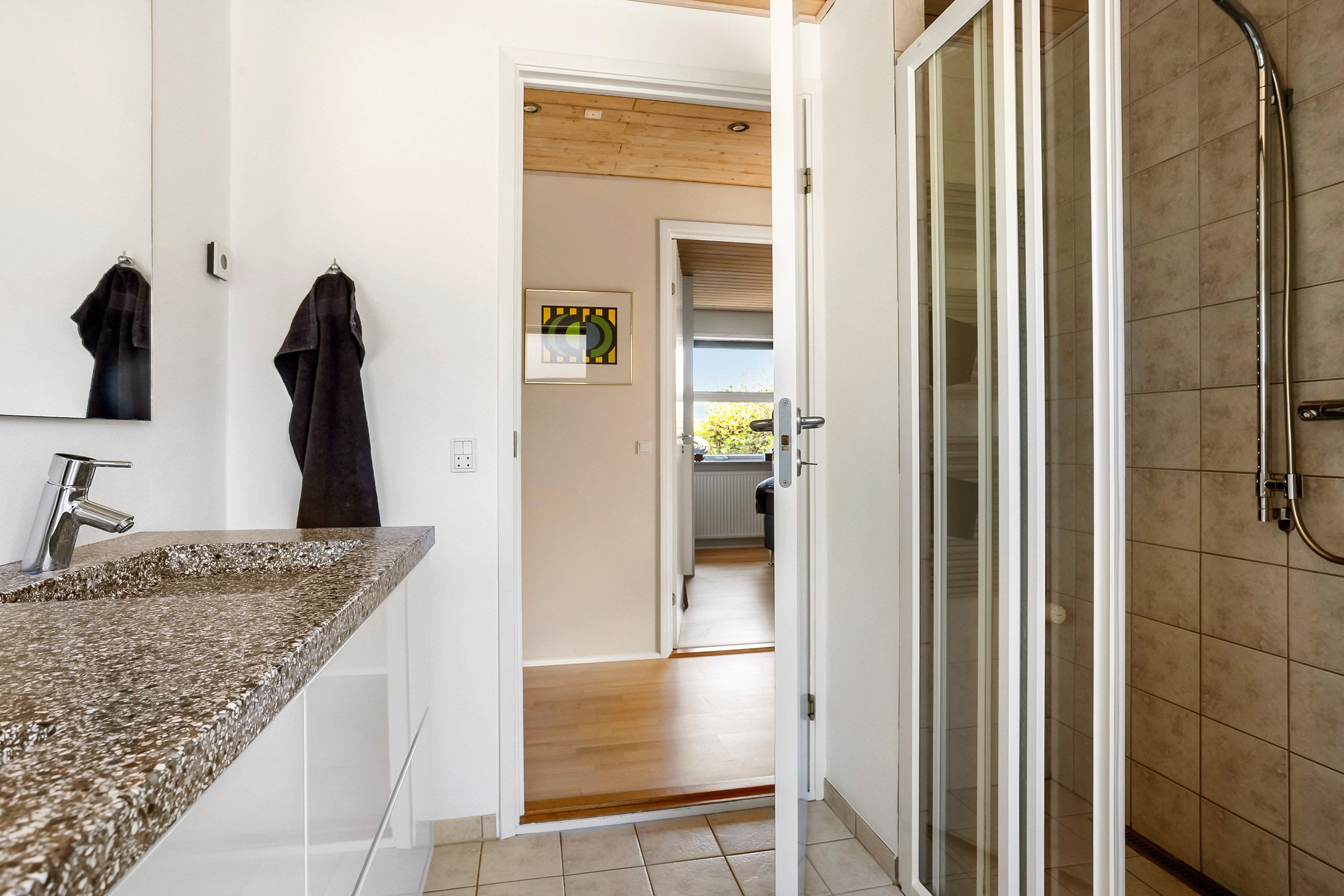 Fremhævet badeværelse billede i fuldskærmstilstand. Billede af Kirsebærvej 23, 6600 Vejen