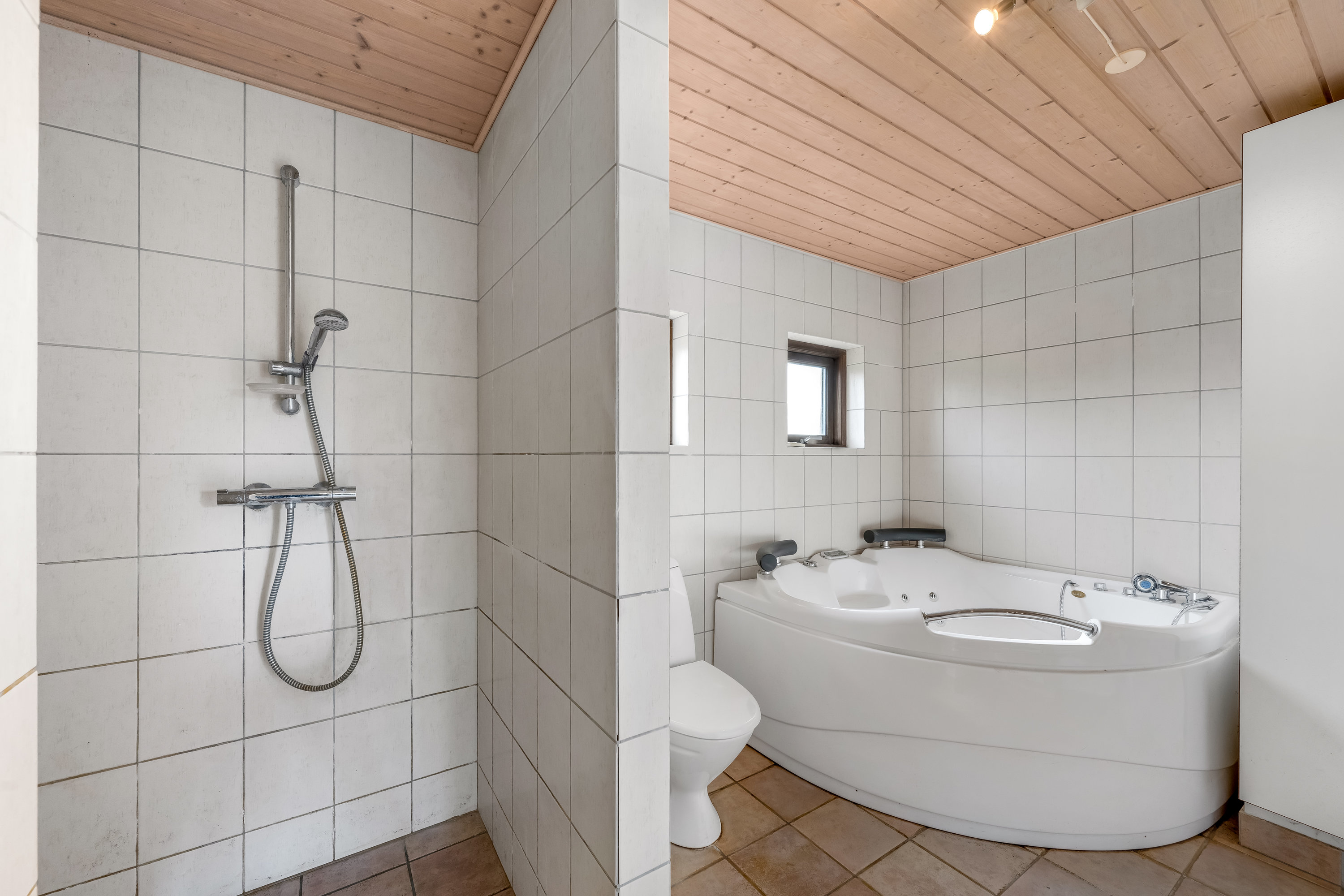 Fremhævet badeværelse billede i fuldskærmstilstand. Billede af Syrenvej 3, Stauning, 6900 Skjern