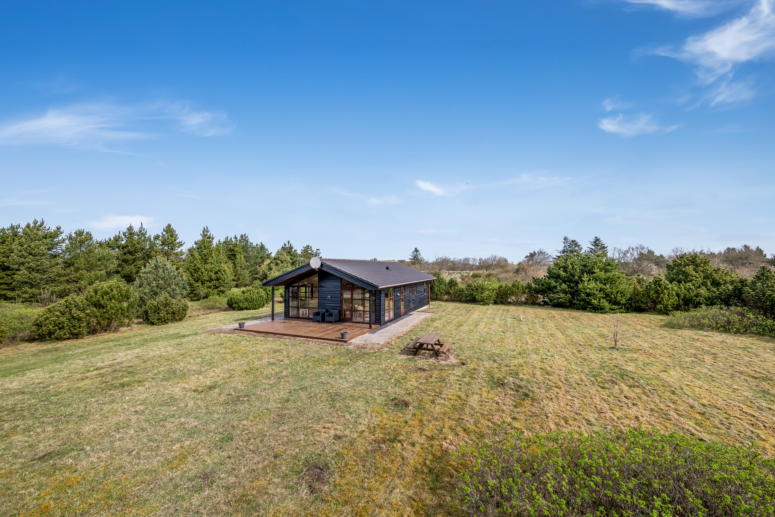 Fremhævet facade billede i fuldskærmstilstand. Billede af Syrenvej 3, Stauning, 6900 Skjern